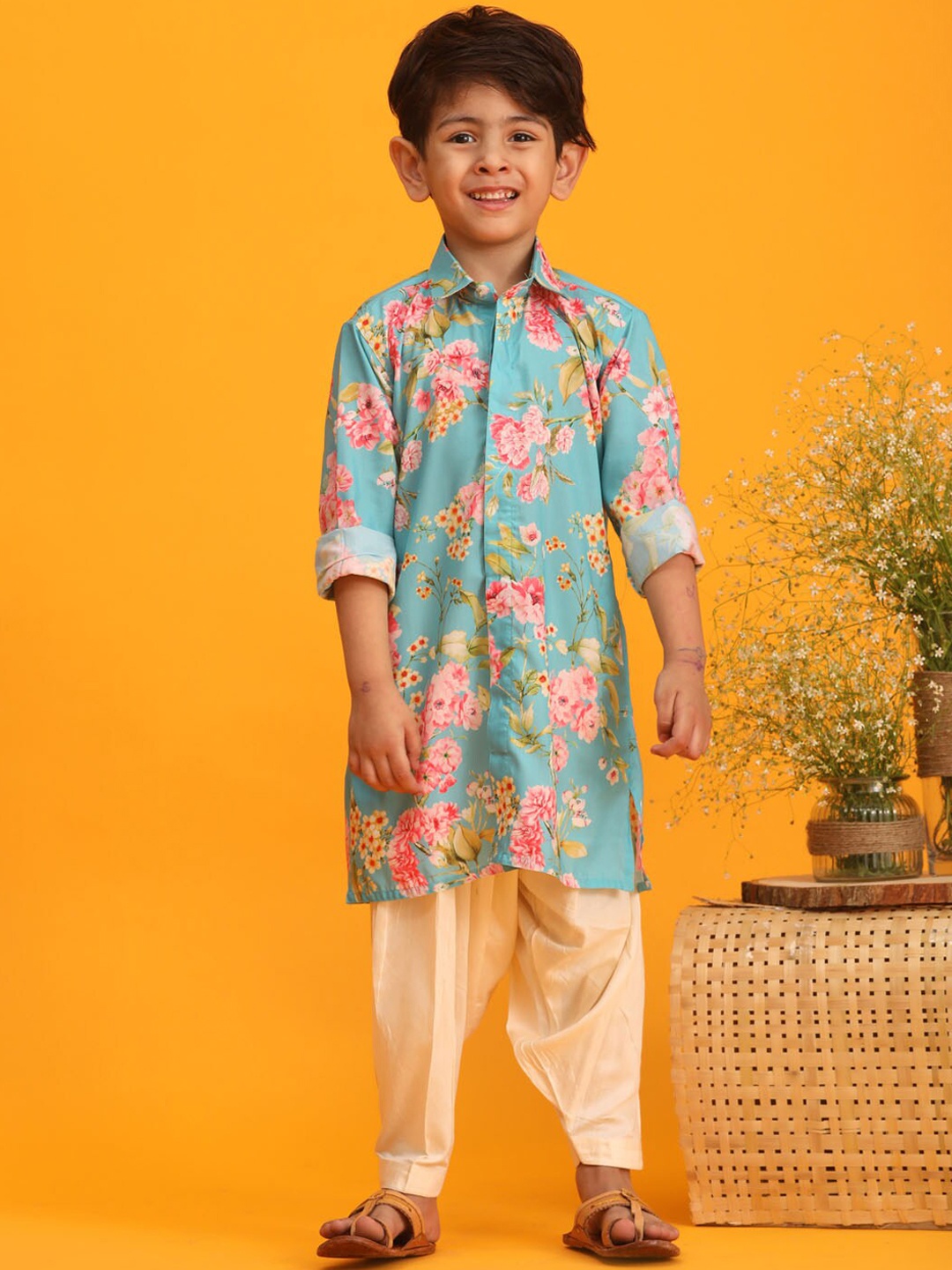 

VASTRAMAY Floral Printed Shirt Collar Kurta With Pyjamas, Turquoise blue
