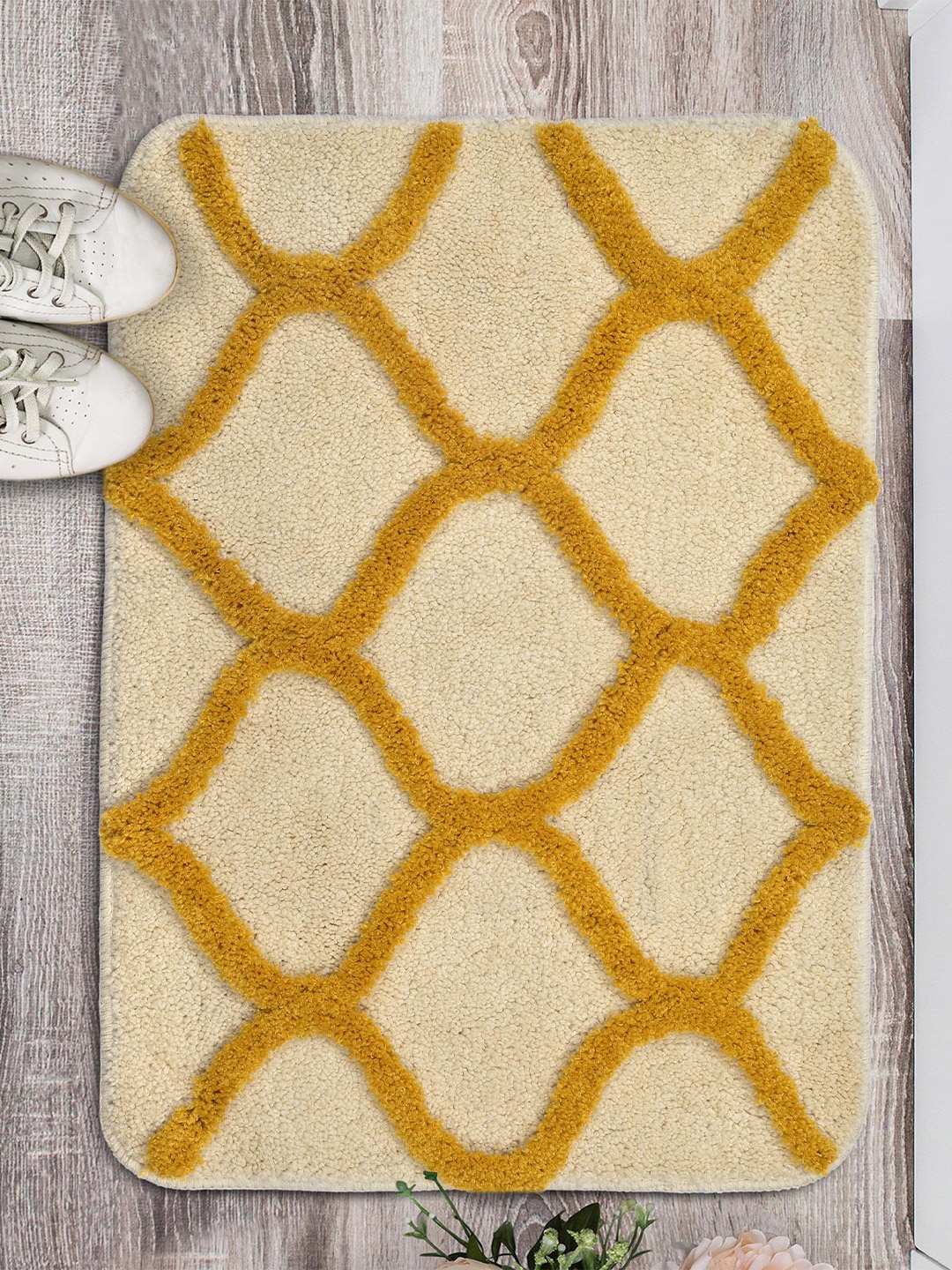 

Saral Home Yellow & White Bath-Door Mat