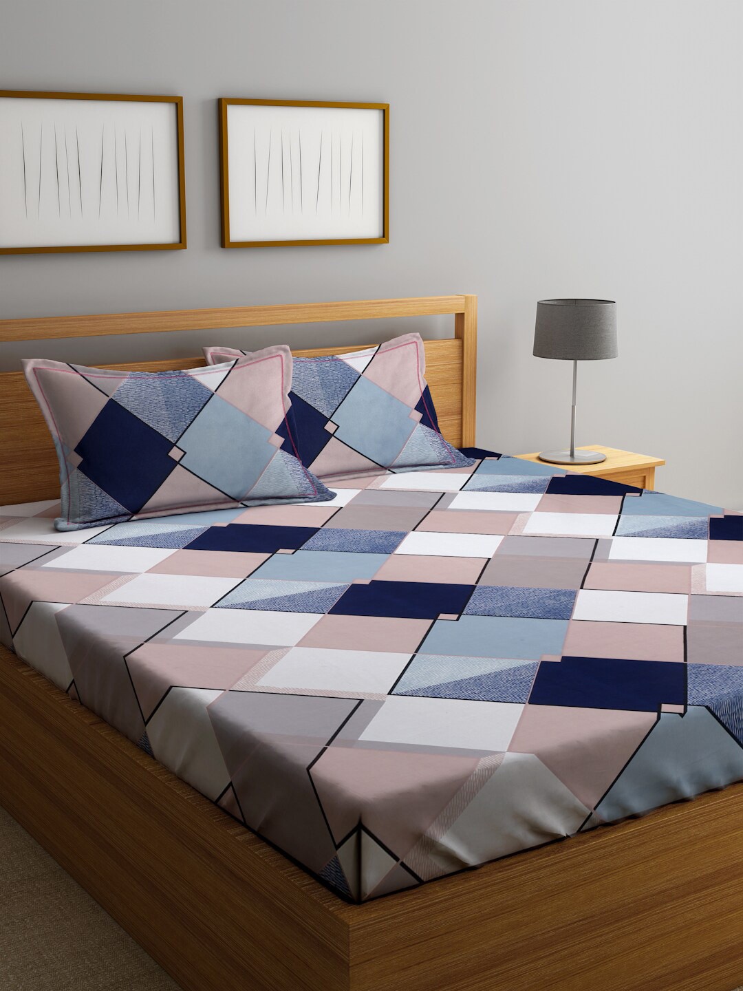 

SOKNACK Pink & White Geometric Printed 300 TC Queen Bedsheet With 2 Pillow Covers
