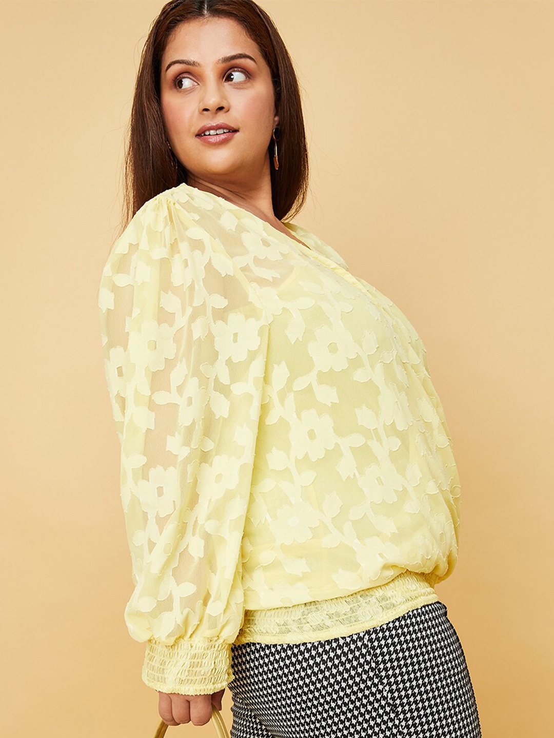 

max Plus Size Self Design Floral V-Neck Puff Sleeve Top, Yellow