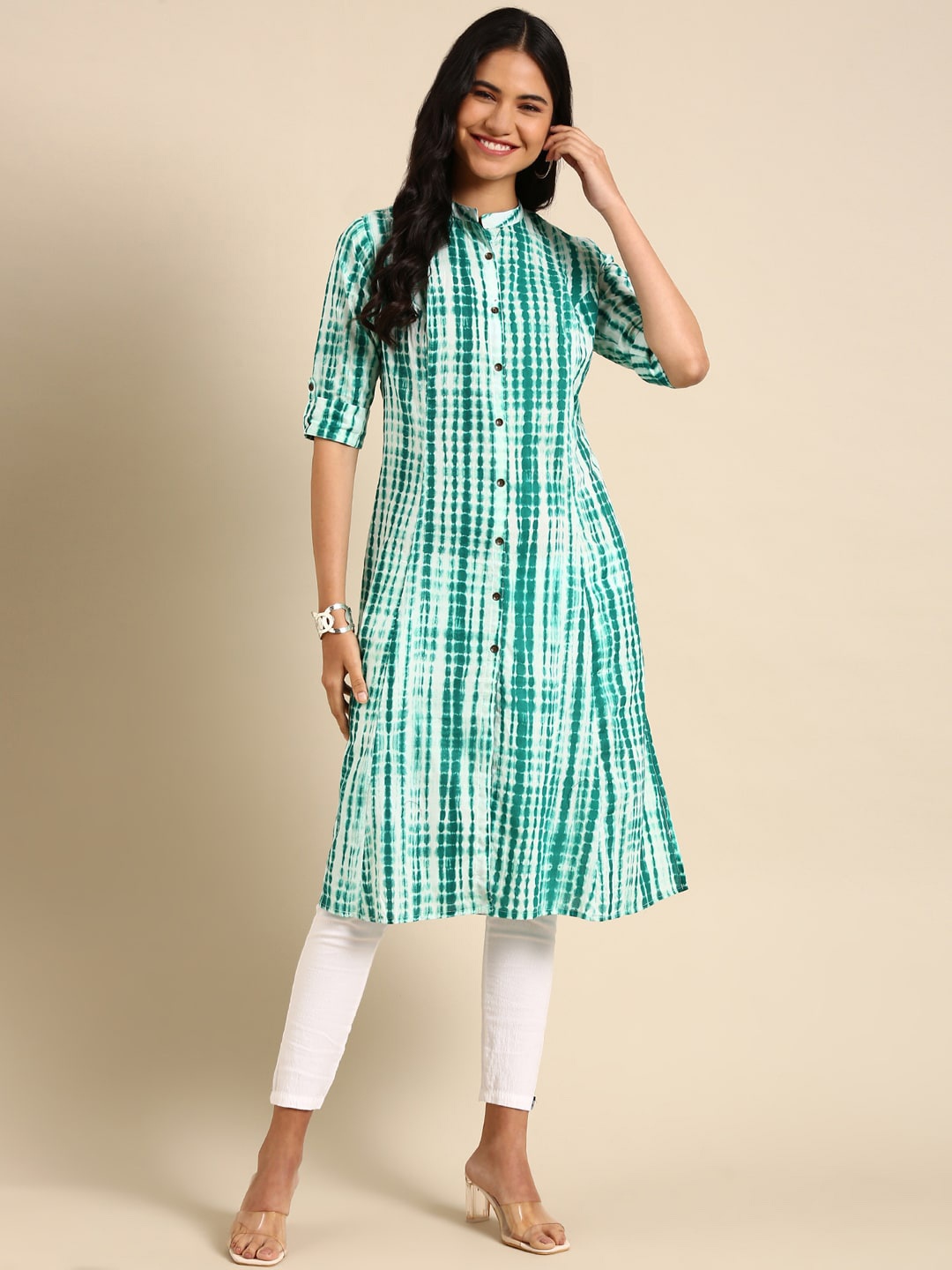 

SHOWOFF Abstract Printed Mandarin Collar Roll Up Sleeves Dupion Silk Kurta, Green