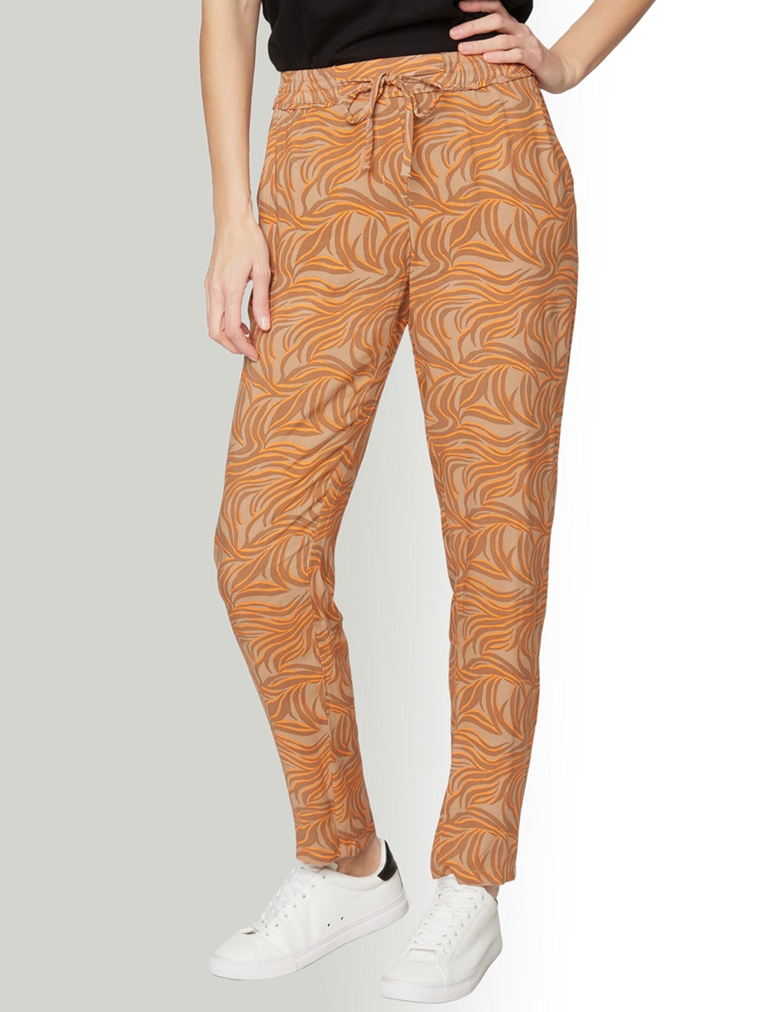 

B.Copenhagen Women Printed Relaxed Tapered Fit Trousers, Brown