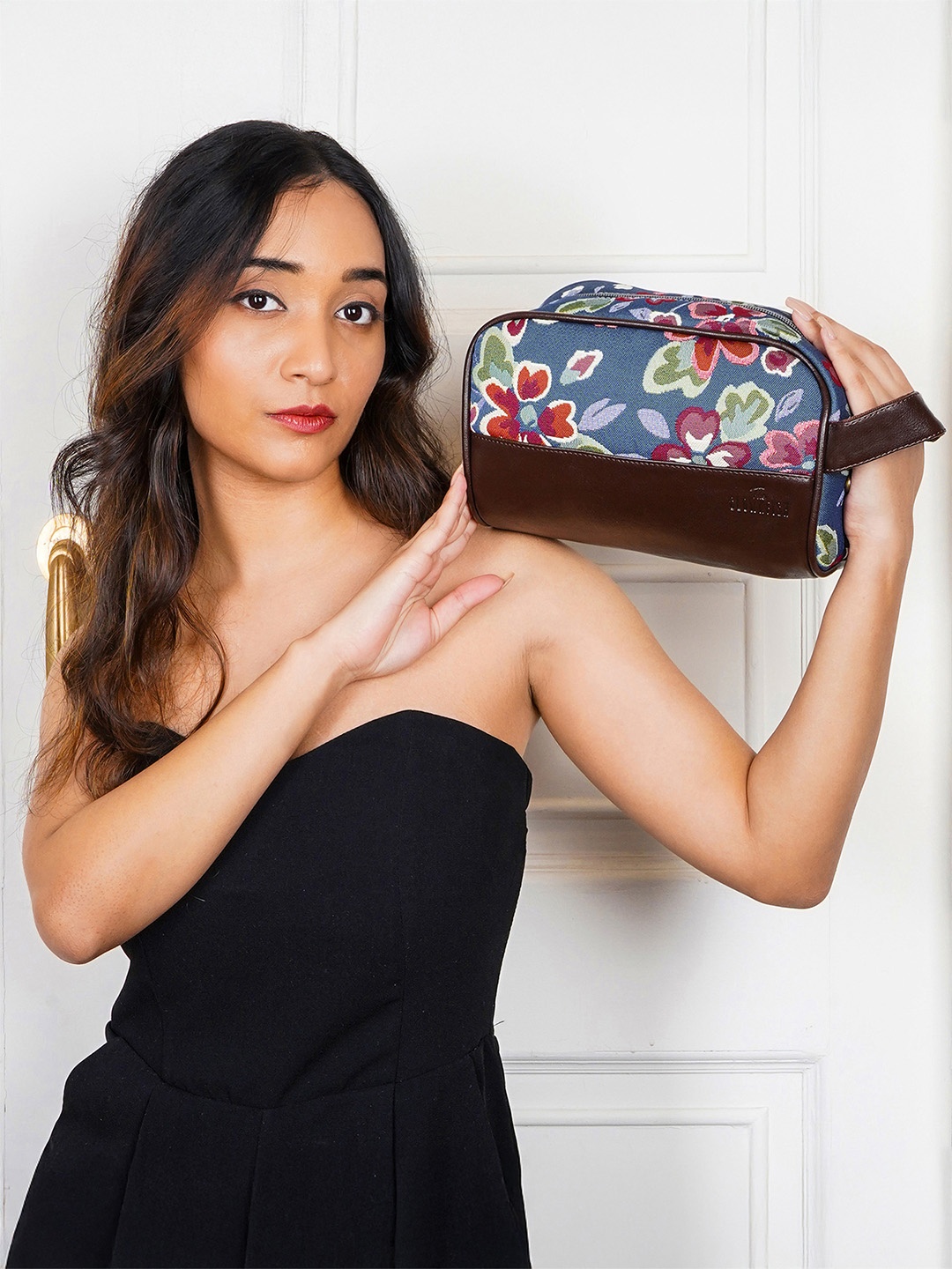 

THE CLOWNFISH Flossy Floral Print Textured Toiletry Kit, Brown