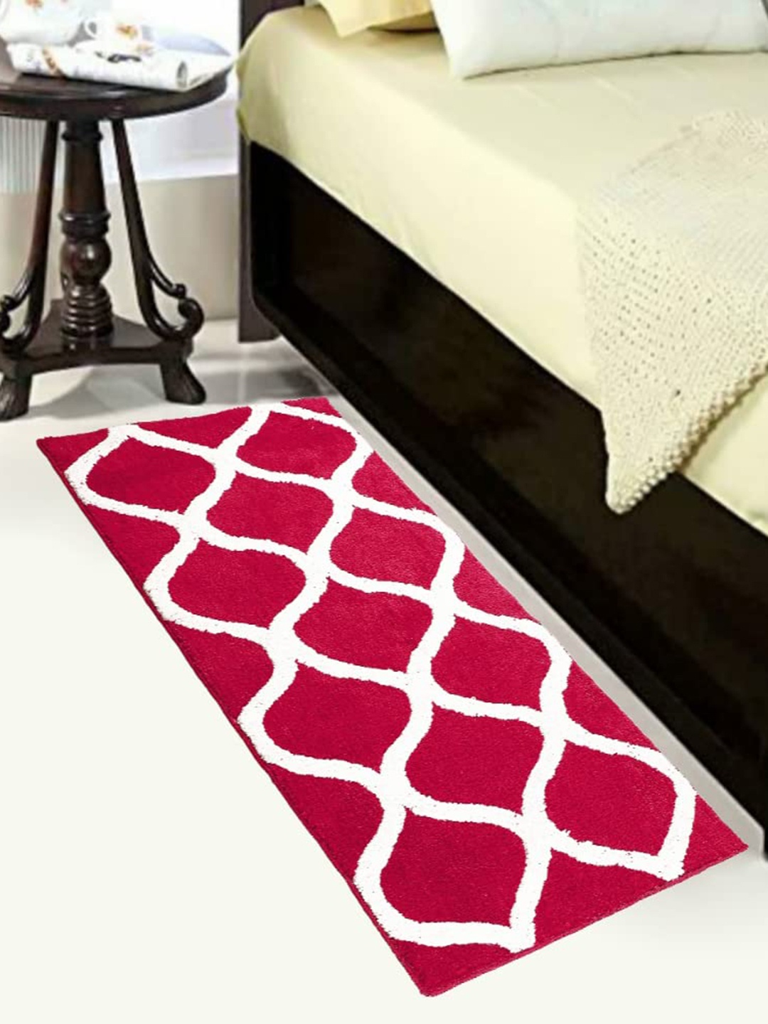 

Bajo's Dmass Red & White Geometric Design Anti-Skid Runner