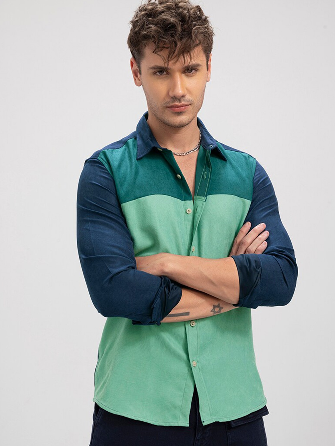 

Snitch Colourblocked Slim Fit Opaque Casual Shirt, Green