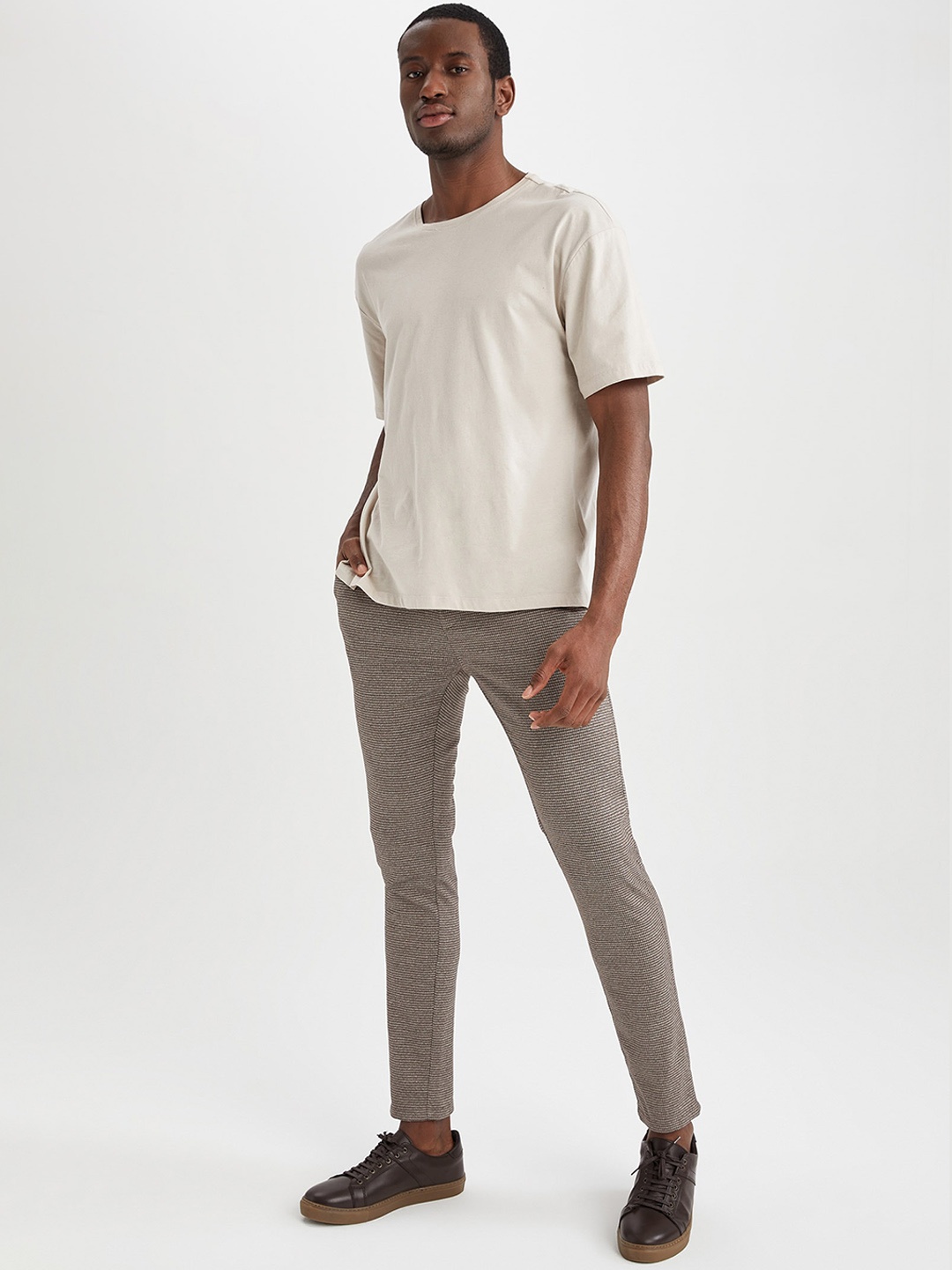 

DeFacto Men Checked Regular Fit Trousers, Grey