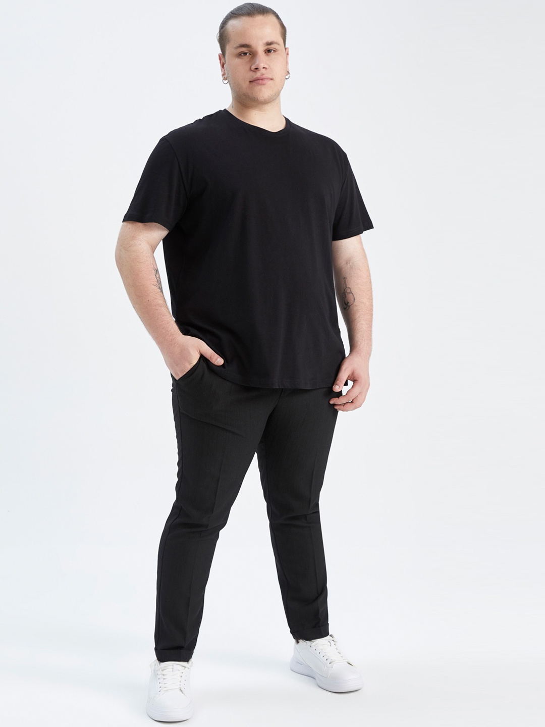 

DeFacto Men Regular Fit Mid-Rise Trousers, Black