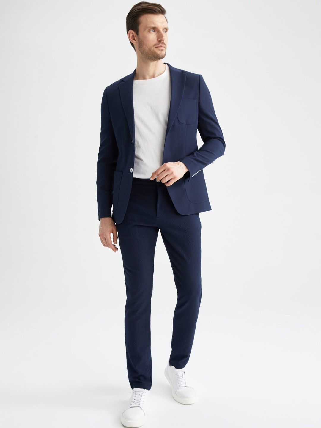 

DeFacto Men Mid-Rise Plain Trousers, Navy blue