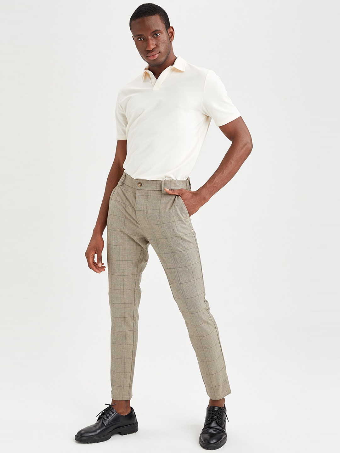 

DeFacto Men Checked Mid-Rise Flat-Front Plain Trousers, Beige