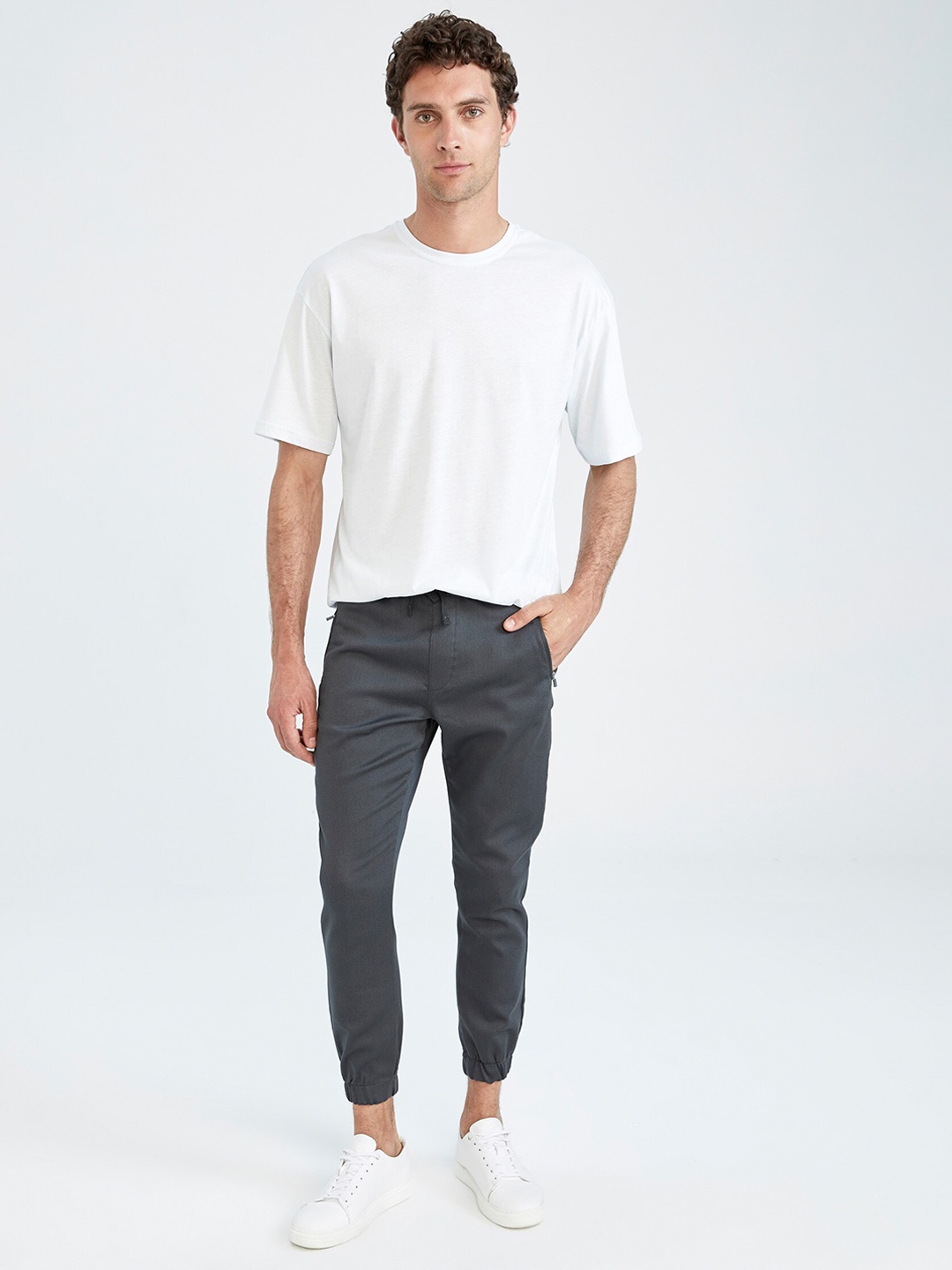 

DeFacto Men Mid-Rise Joggers, Grey
