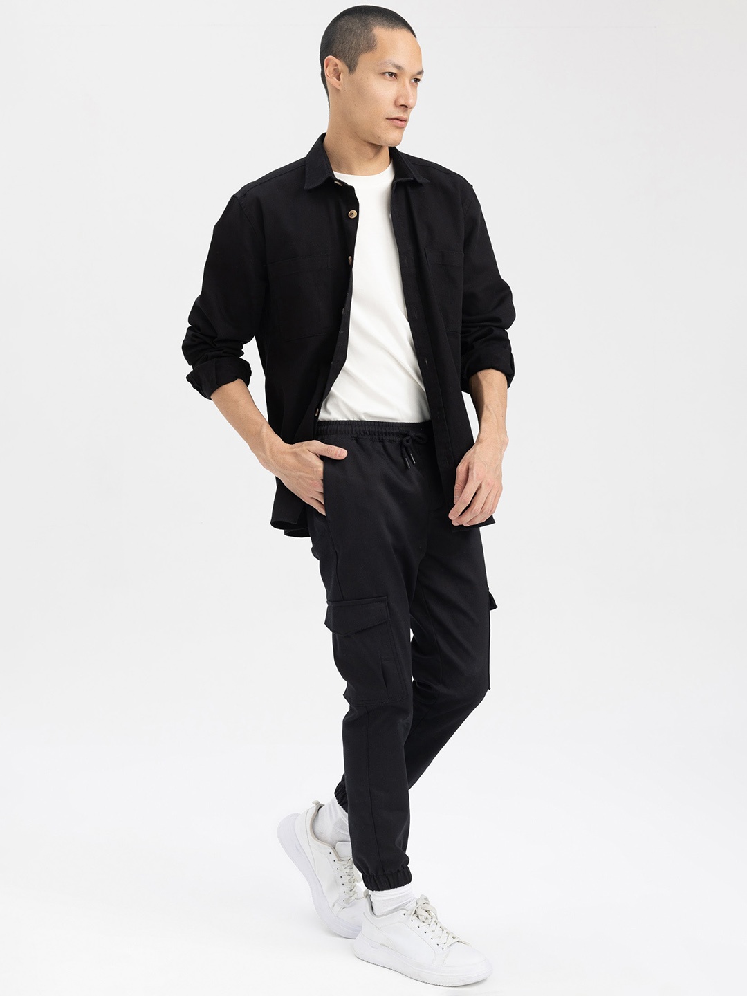 

DeFacto Men Cotton Flat-Front Plain Mid-Rise Joggers, Black