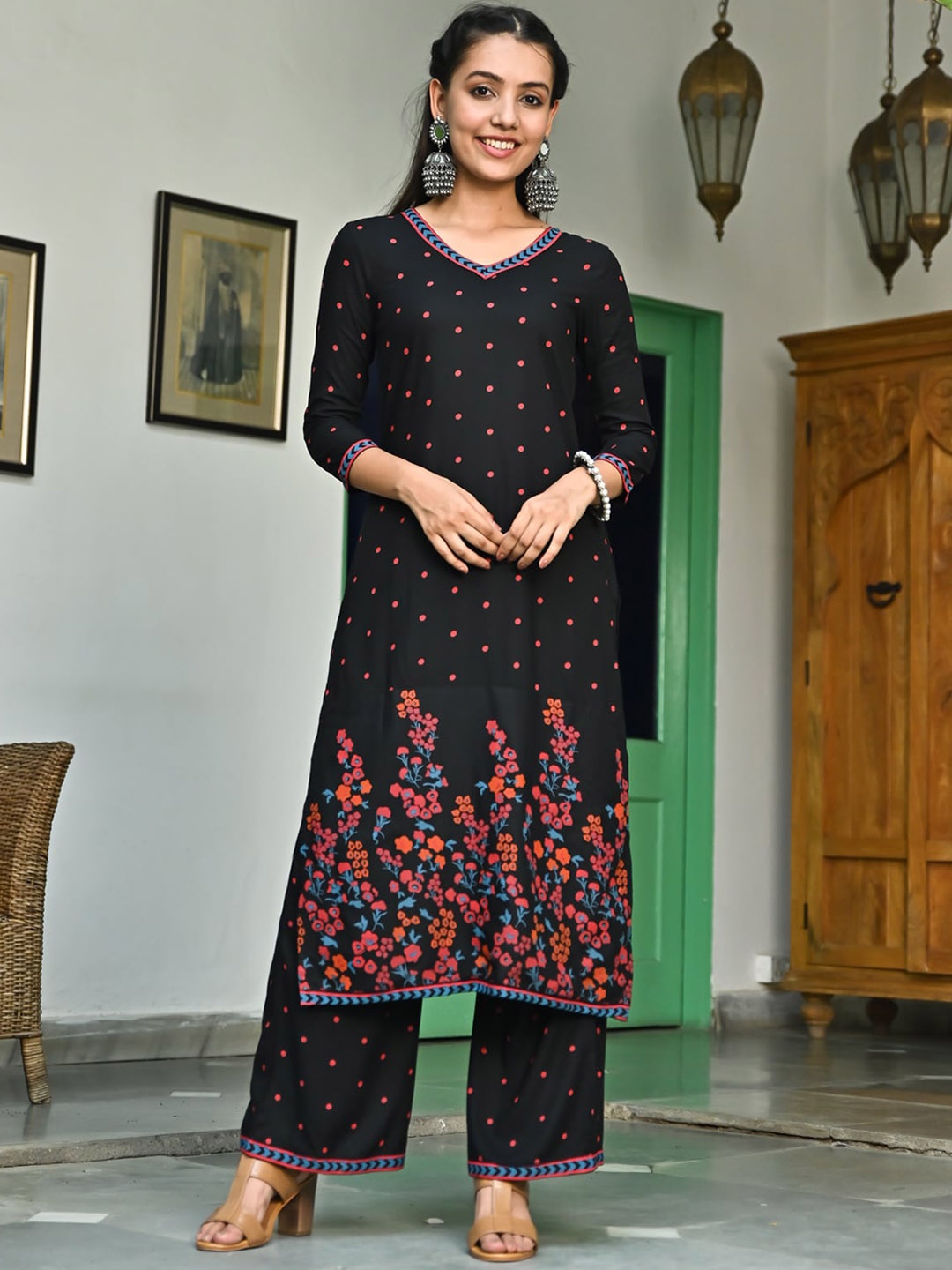 

Rustorange Floral Printed V-Neck Kurta with Palazzos, Black