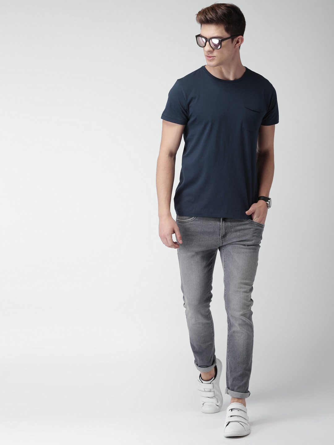 

Mast & Harbour Men Navy Blue Solid Round Neck T-shirt