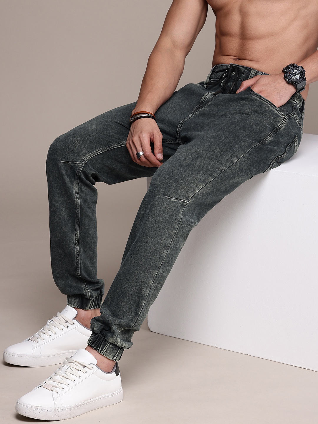 

Roadster Men Jogger Heavy Fade Stretchable Jeans, Black