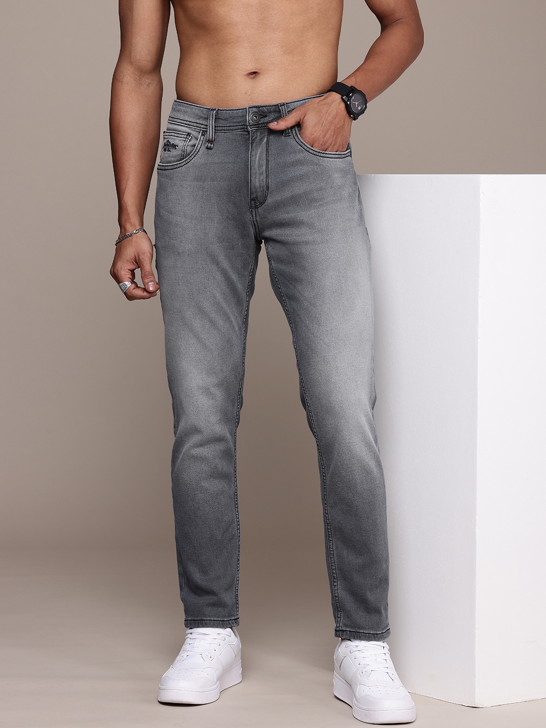 

The Roadster Life Co. Men Slim Fit Heavy Fade Stretchable Jeans, Grey