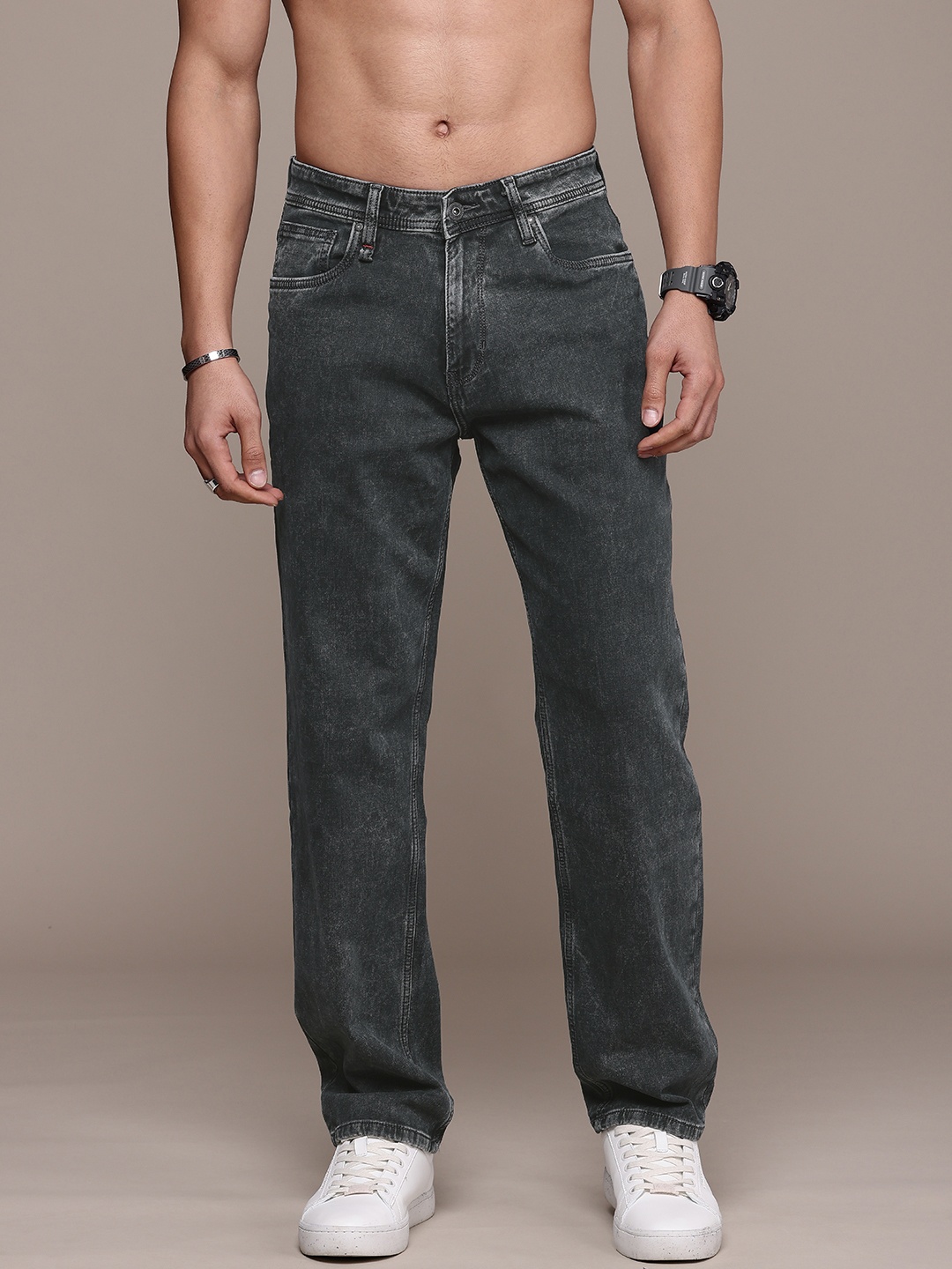 

The Roadster Life Co. Men Straight Fit Light Fade Stretchable Jeans, Charcoal
