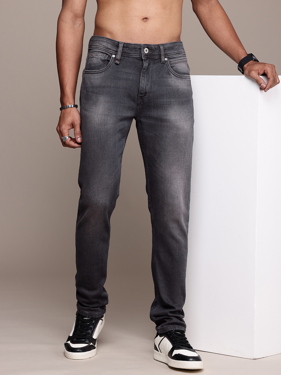 

Roadster Men Skinny Fit Heavy Fade Stretchable Jeans, Black