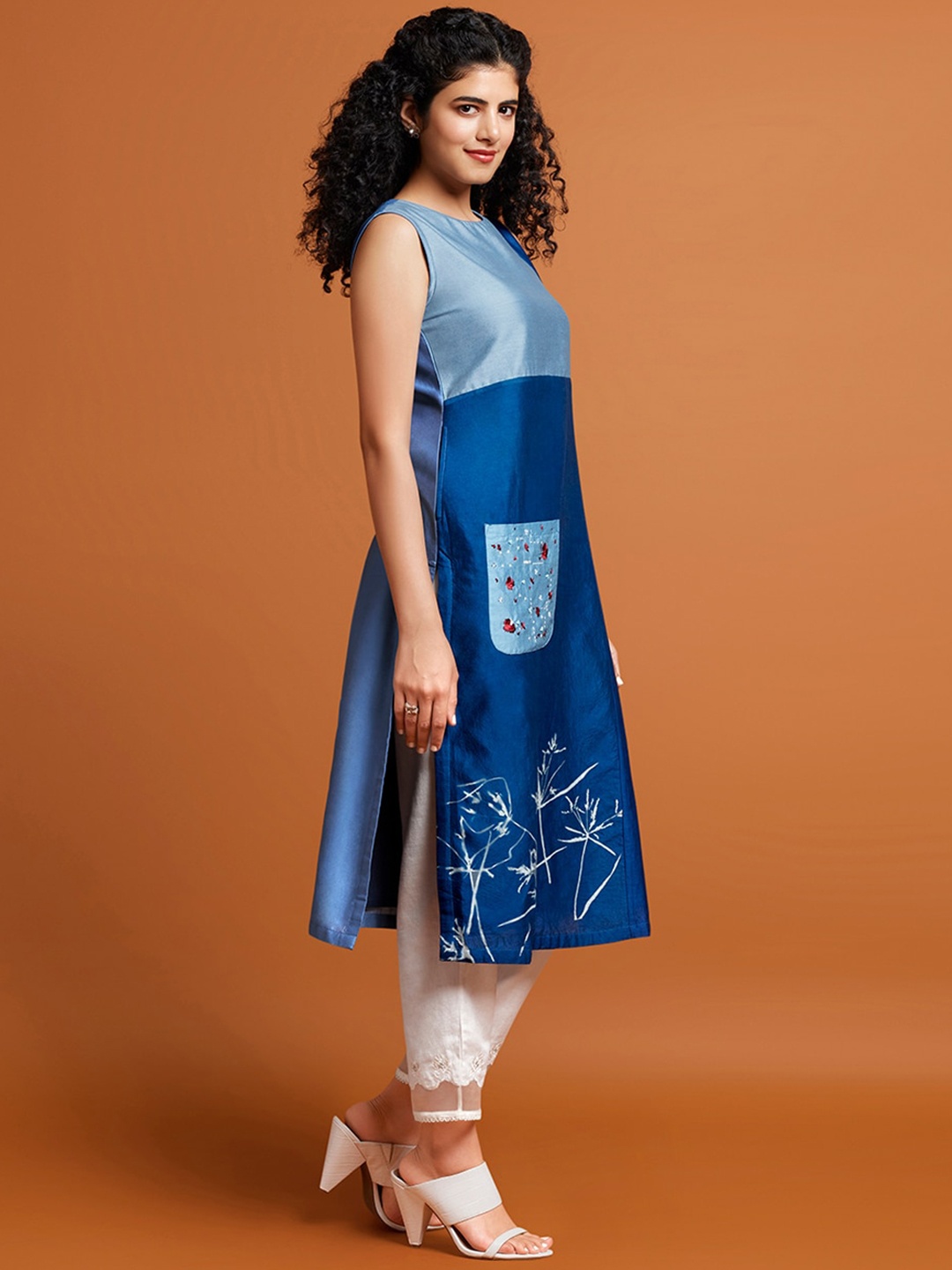

Taneira Colourblocked Hand Printed Patch Pocket Thread Work Silk Cotton Kurta, Blue