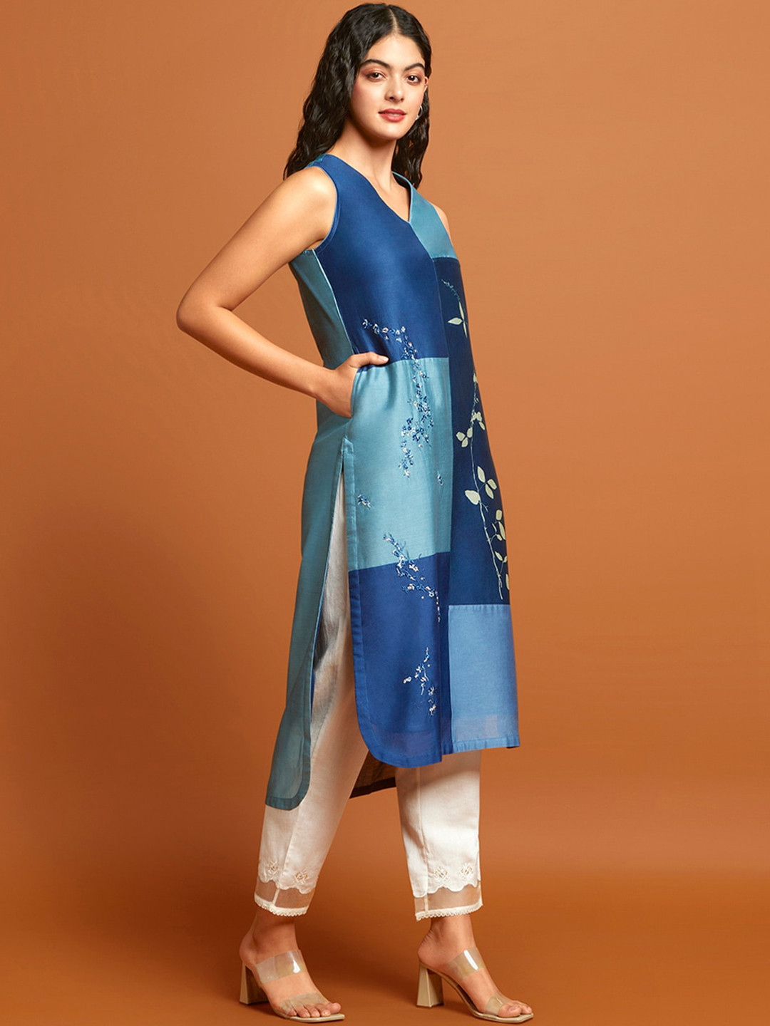 

Taneira Colourblocked V-Neck Thread Work Silk Cotton Kurta, Blue
