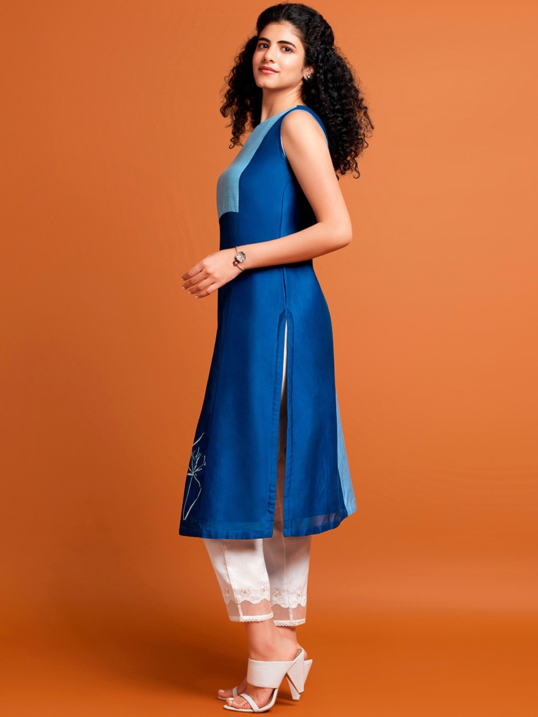 

Taneira Hand Abstract Printed Patch Pocket Thread Work Detail A-Line Kurta, Blue