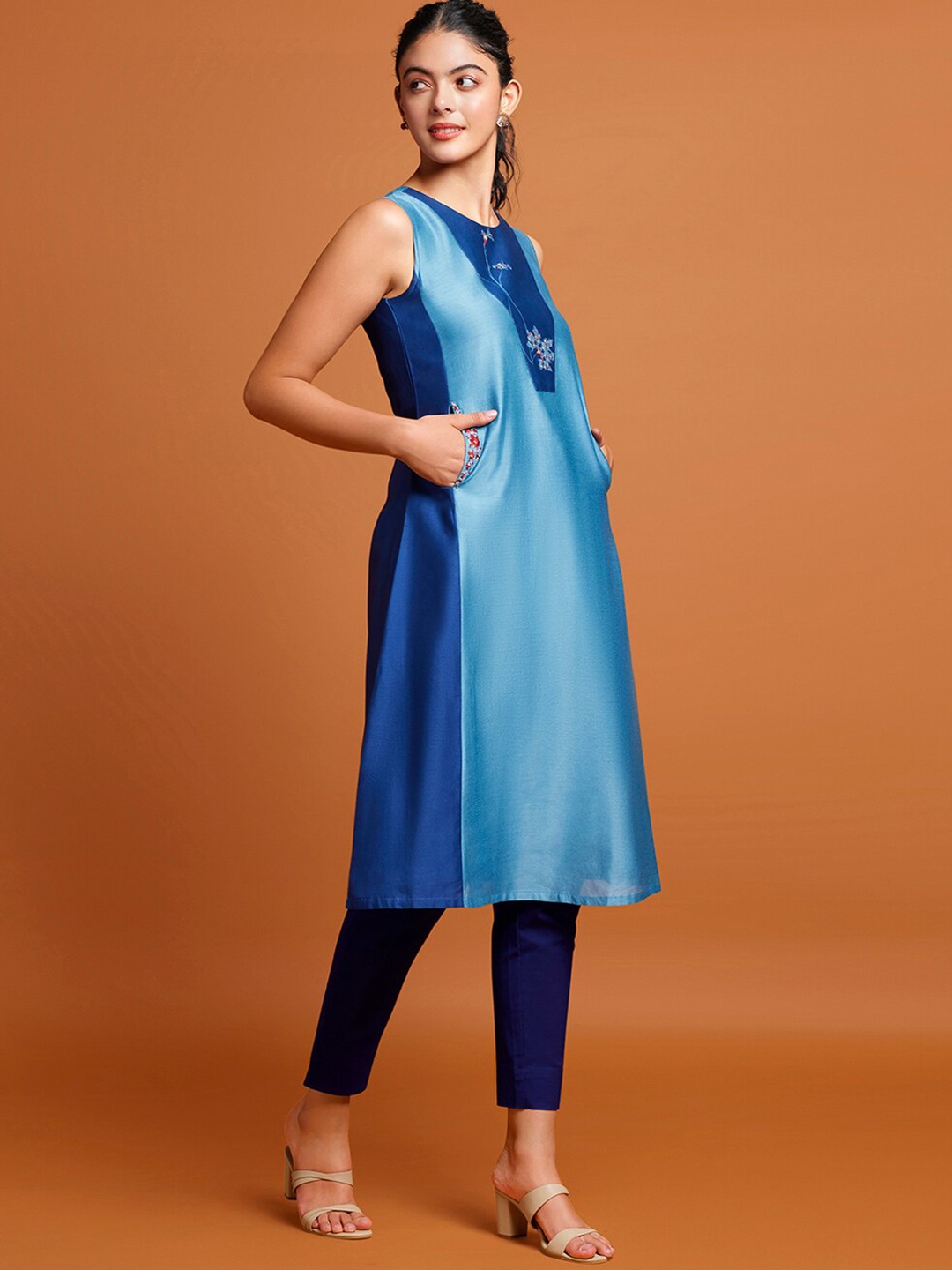 

Taneira Floral Printed Paneled Thread Work A-Line Kurta, Blue