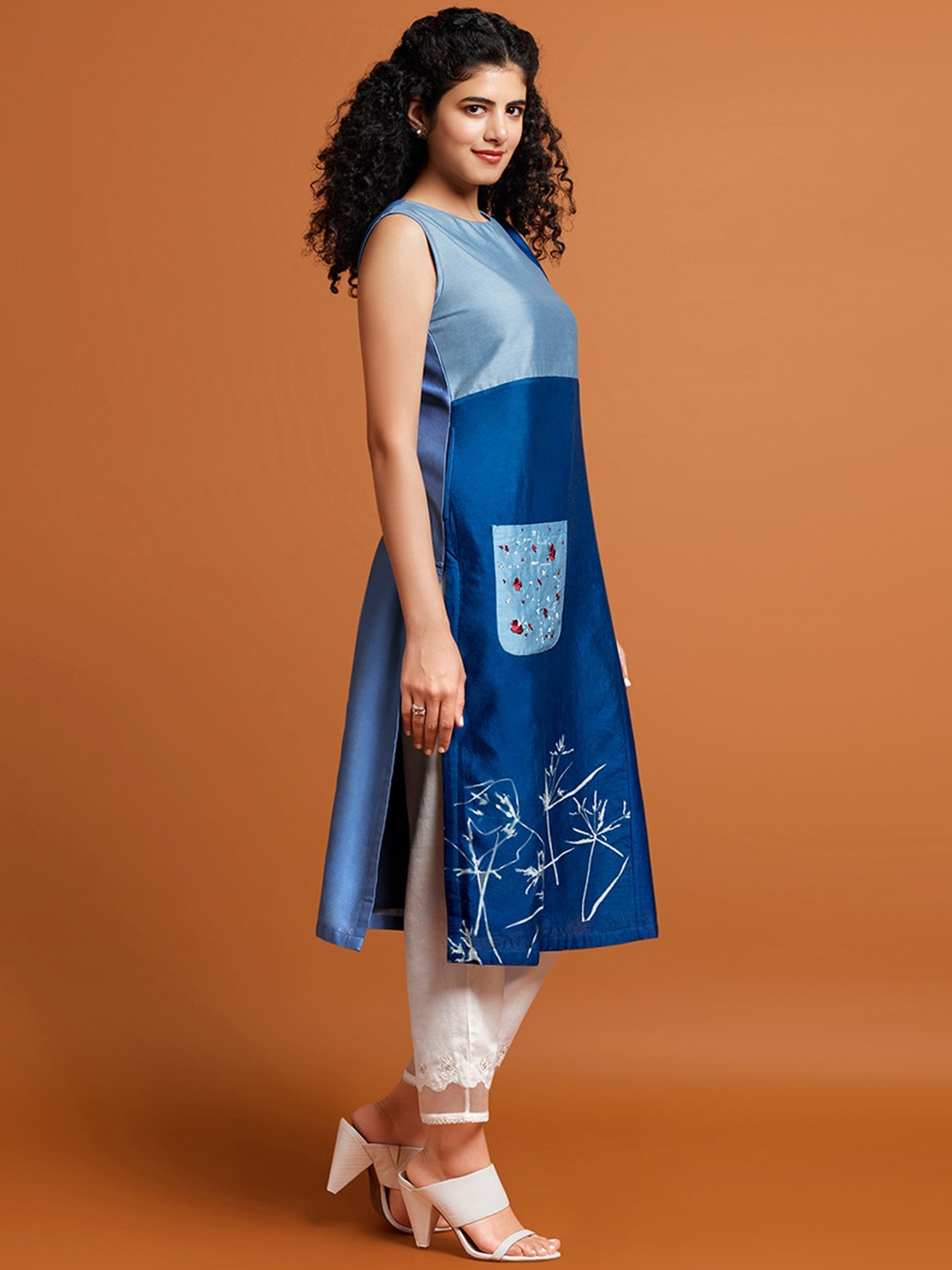 

Taneira Sleeveless Printed Thread Work Kurta, Blue