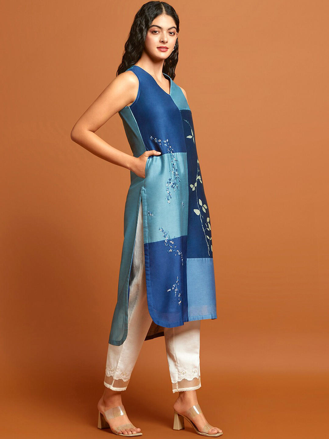 

Taneira V-Neck Curved Floral Printed Thread Work Kurta, Blue