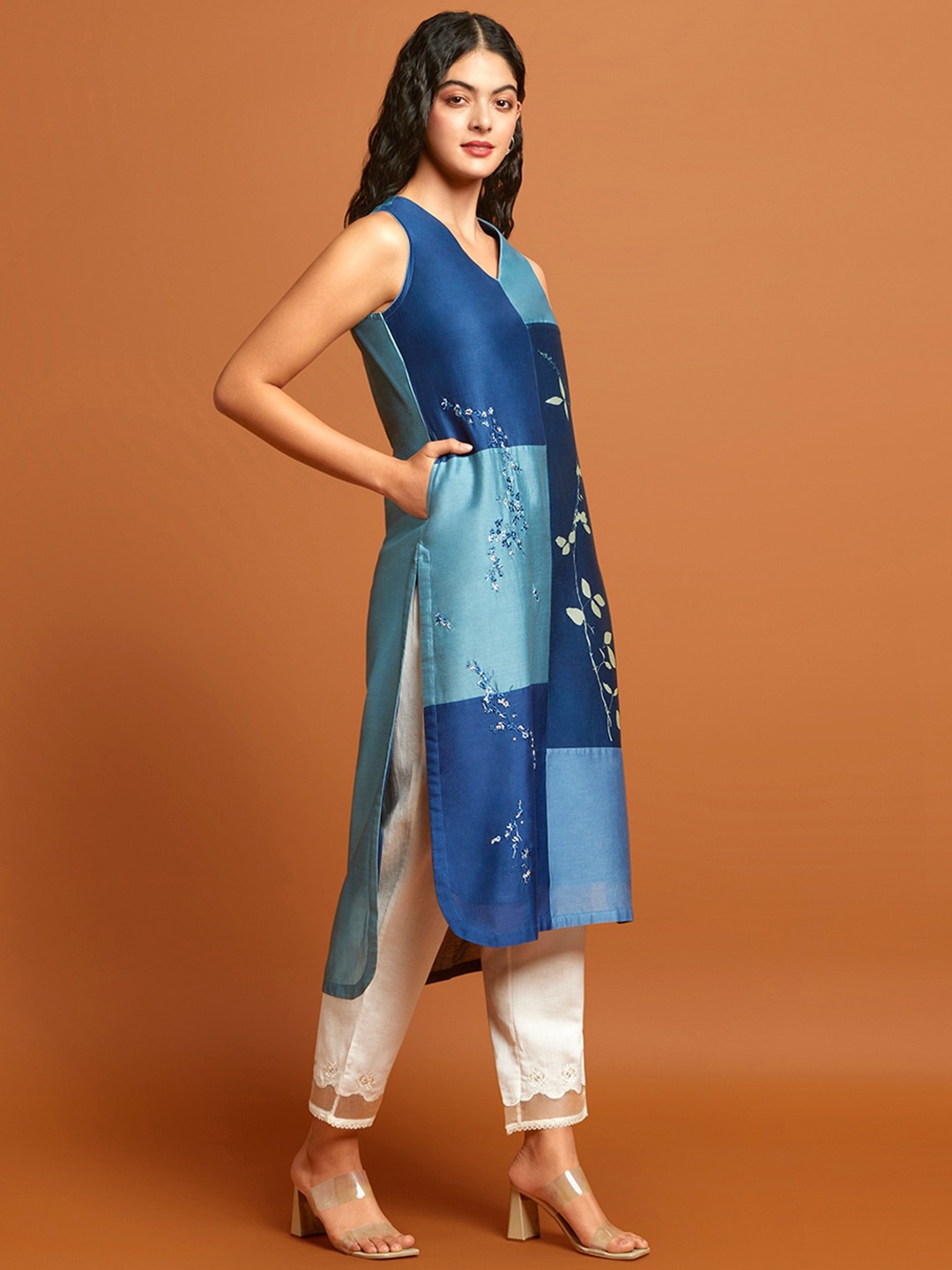 

Taneira Colourblocked V-Neck Thread Work Silk Cotton Kurta, Blue