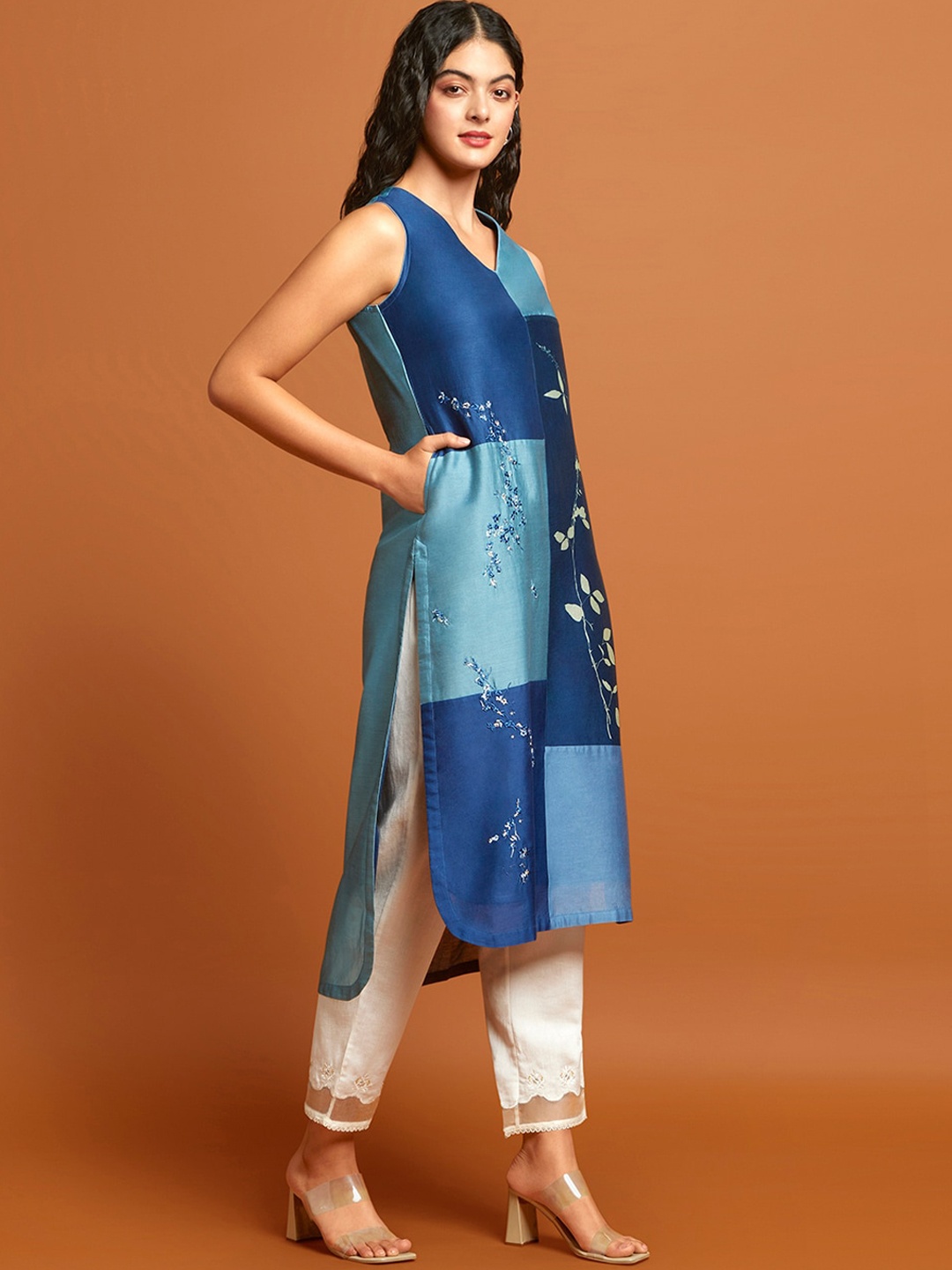 

Taneira Colourblocked Thread Work Silk Cotton Kurta, Blue