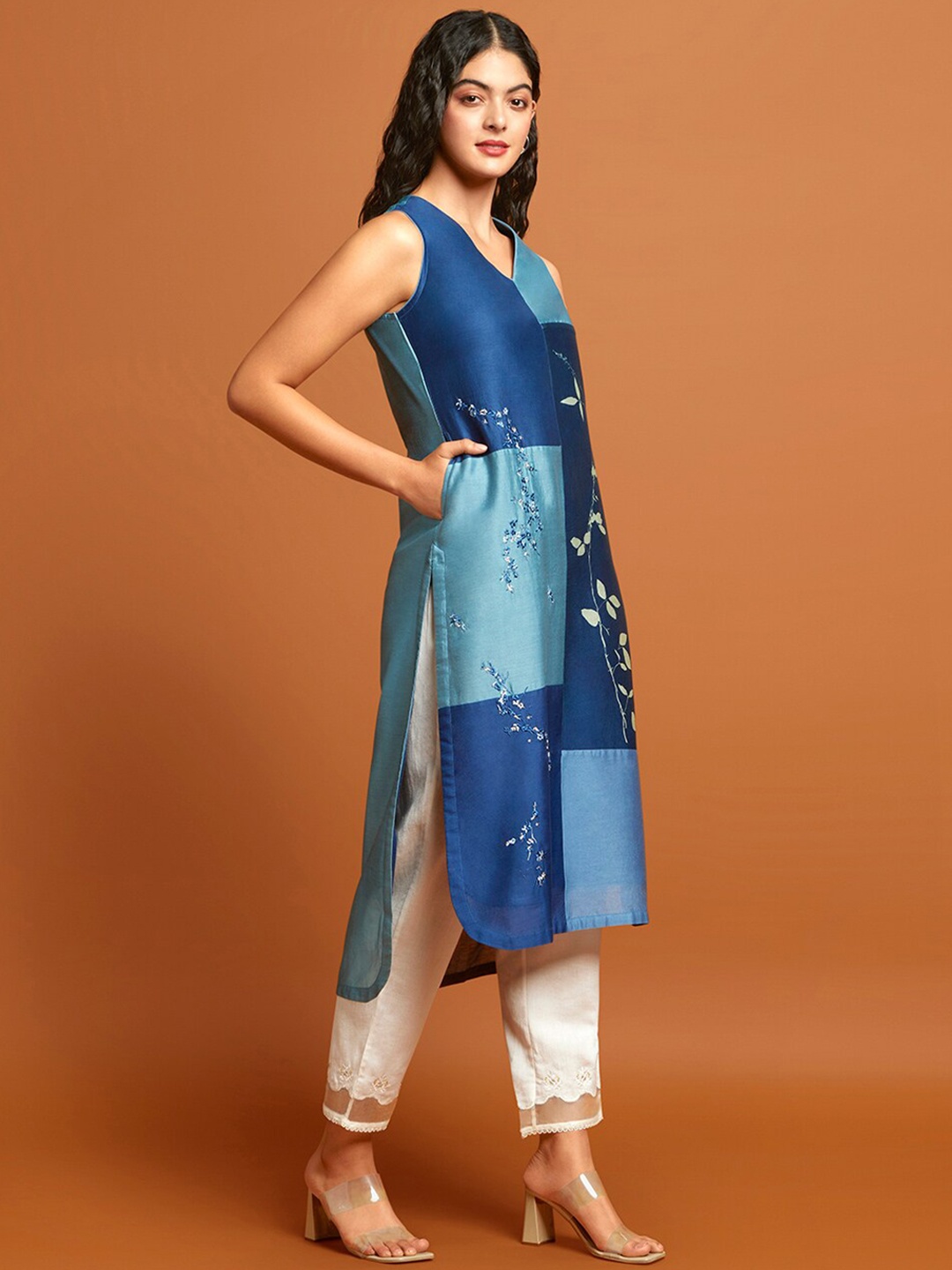 

Taneira V-Neck Curved Floral Printed Thread Work Kurta, Blue