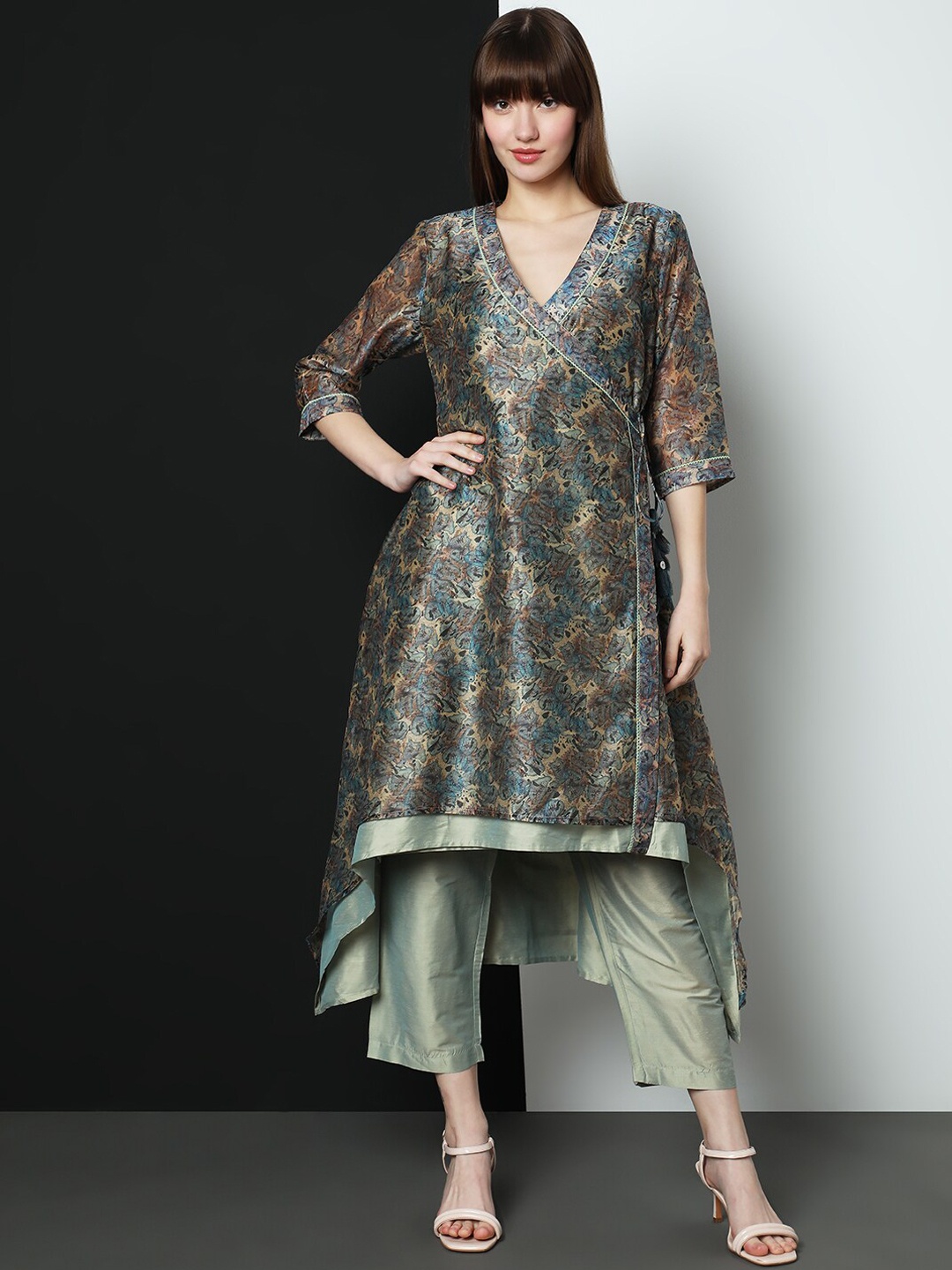

Indifusion Abstract Printed Asymmetric Angrakha A-Line Kurta with Trousers, Grey