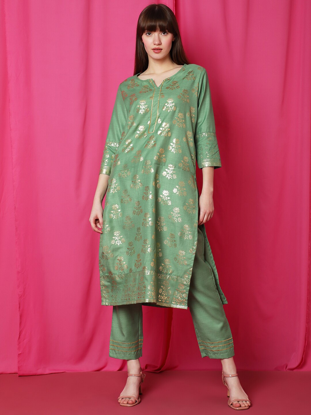 

Indifusion Floral Foil Printed Notched Neck Kurta with Trousers, Green