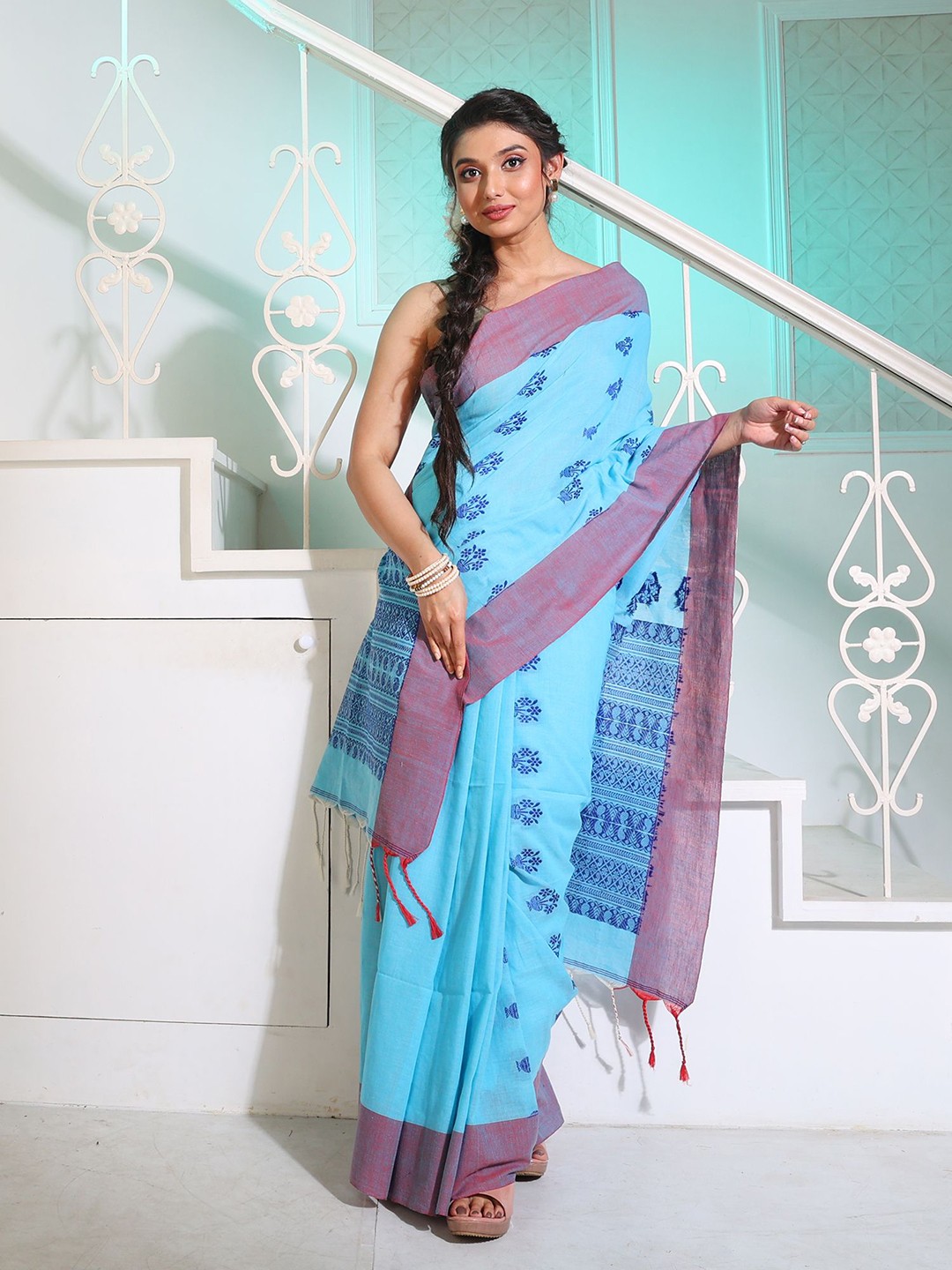

Charukriti Floral Pure Cotton Saree With Tassel, Blue