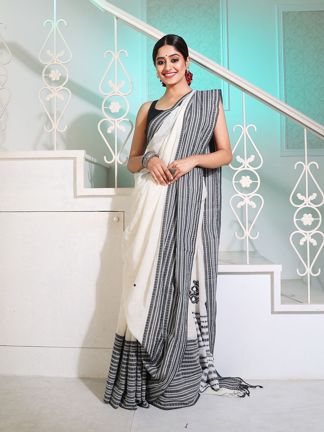 

Charukriti Woven Design Pure Cotton Saree, White