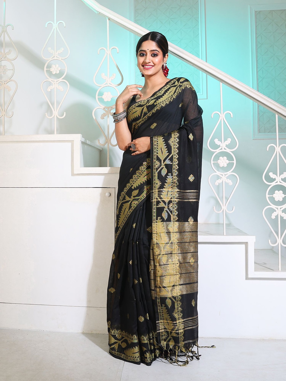 

Charukriti Florl Motif Woven Design Zari Pure Cotton Saree, Black