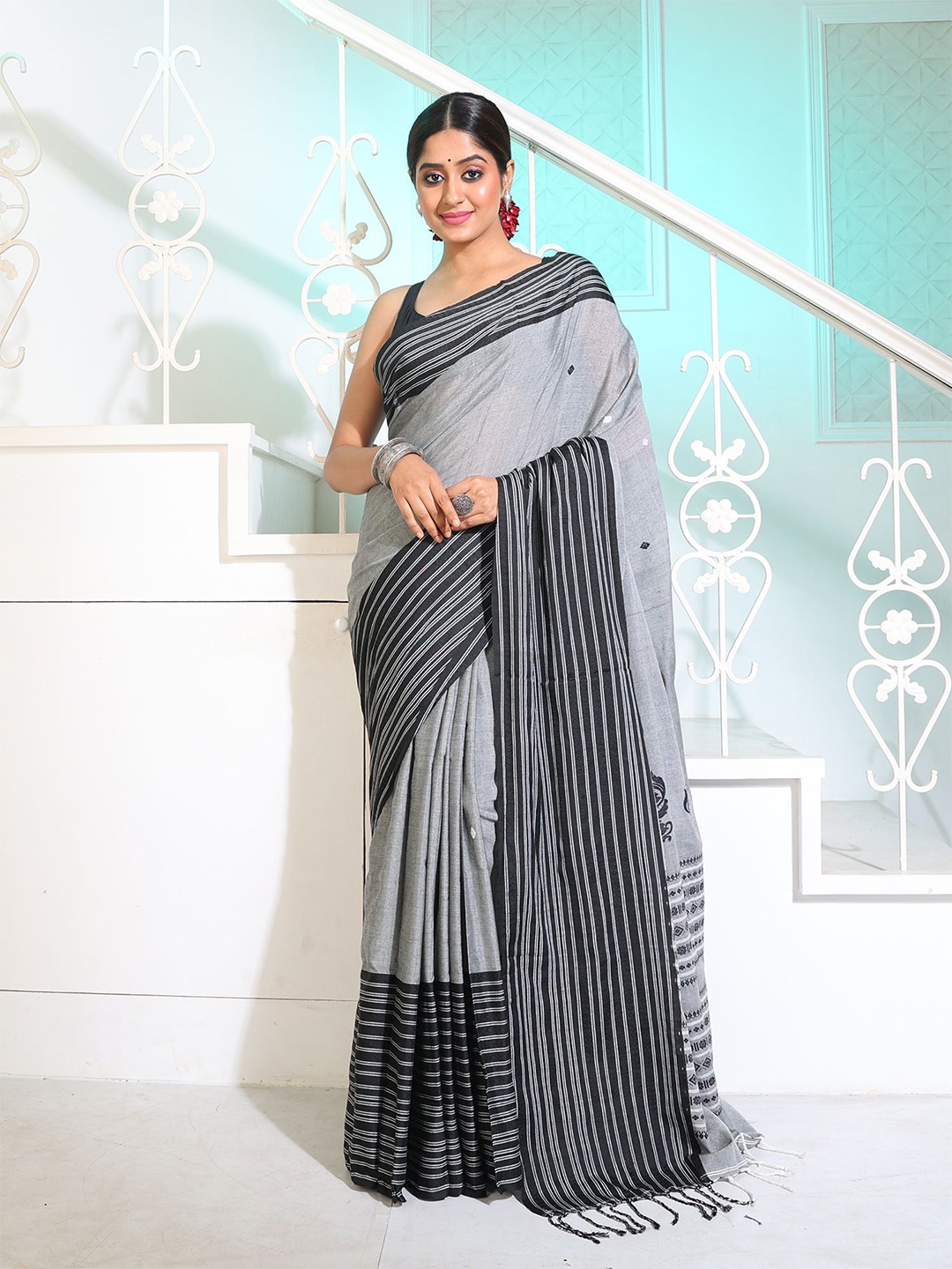 

Charukriti Woven Design Pure Cotton Saree, Grey