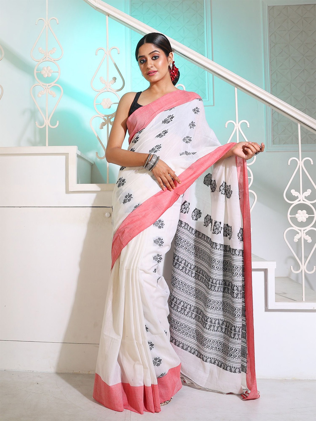 

Charukriti Floral Woven Design Pure Cotton Saree, White