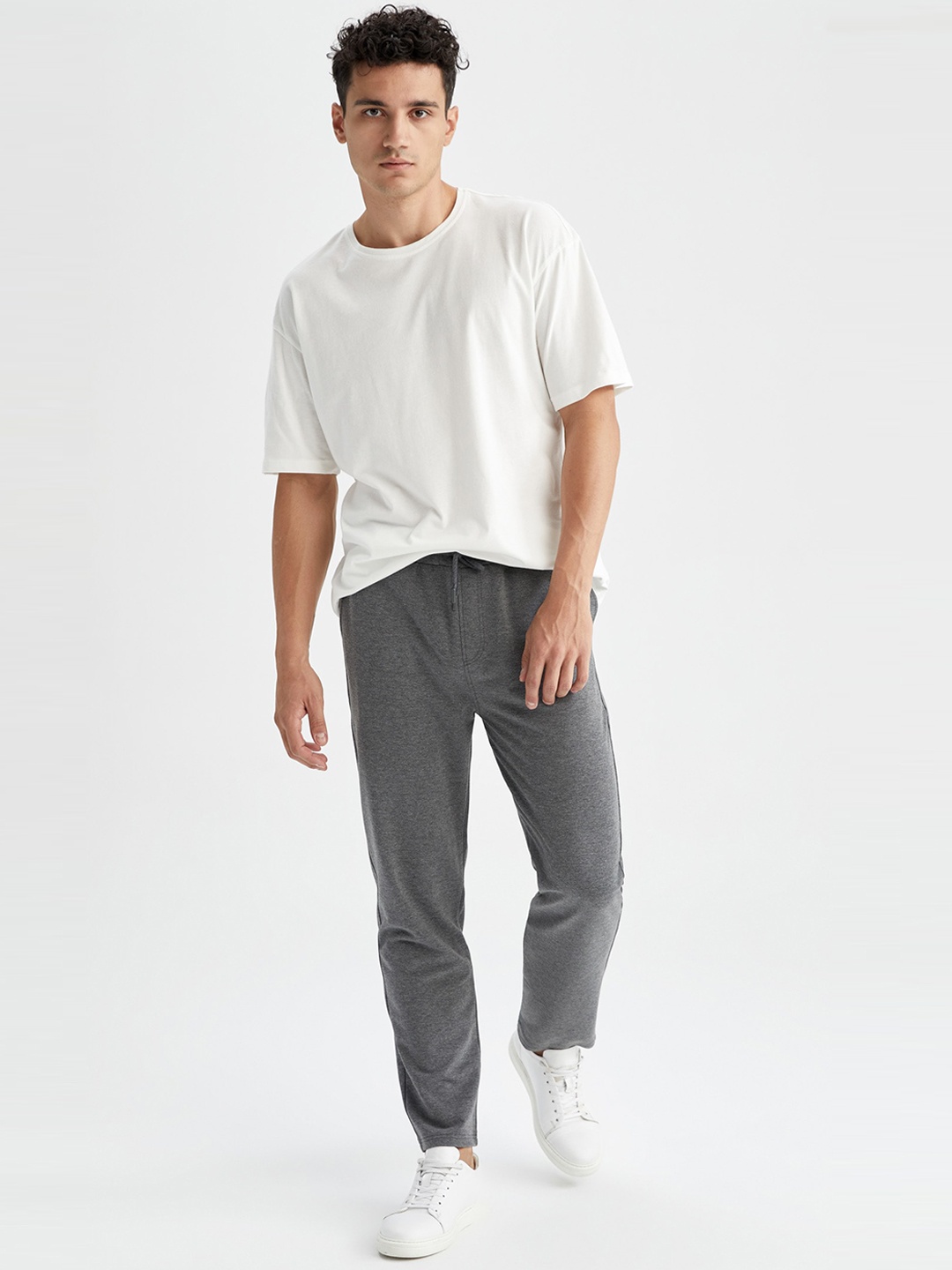 

DeFacto Men Mid-Rise Joggers, Grey