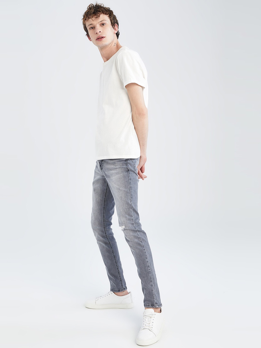 

DeFacto Men Cotton Heavy Fade Clean Look Mid-Rise Jeans, Grey