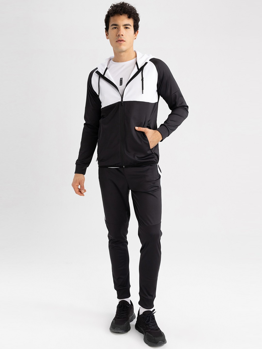 

DeFacto Men Solid Mid-Rise Joggers, Black