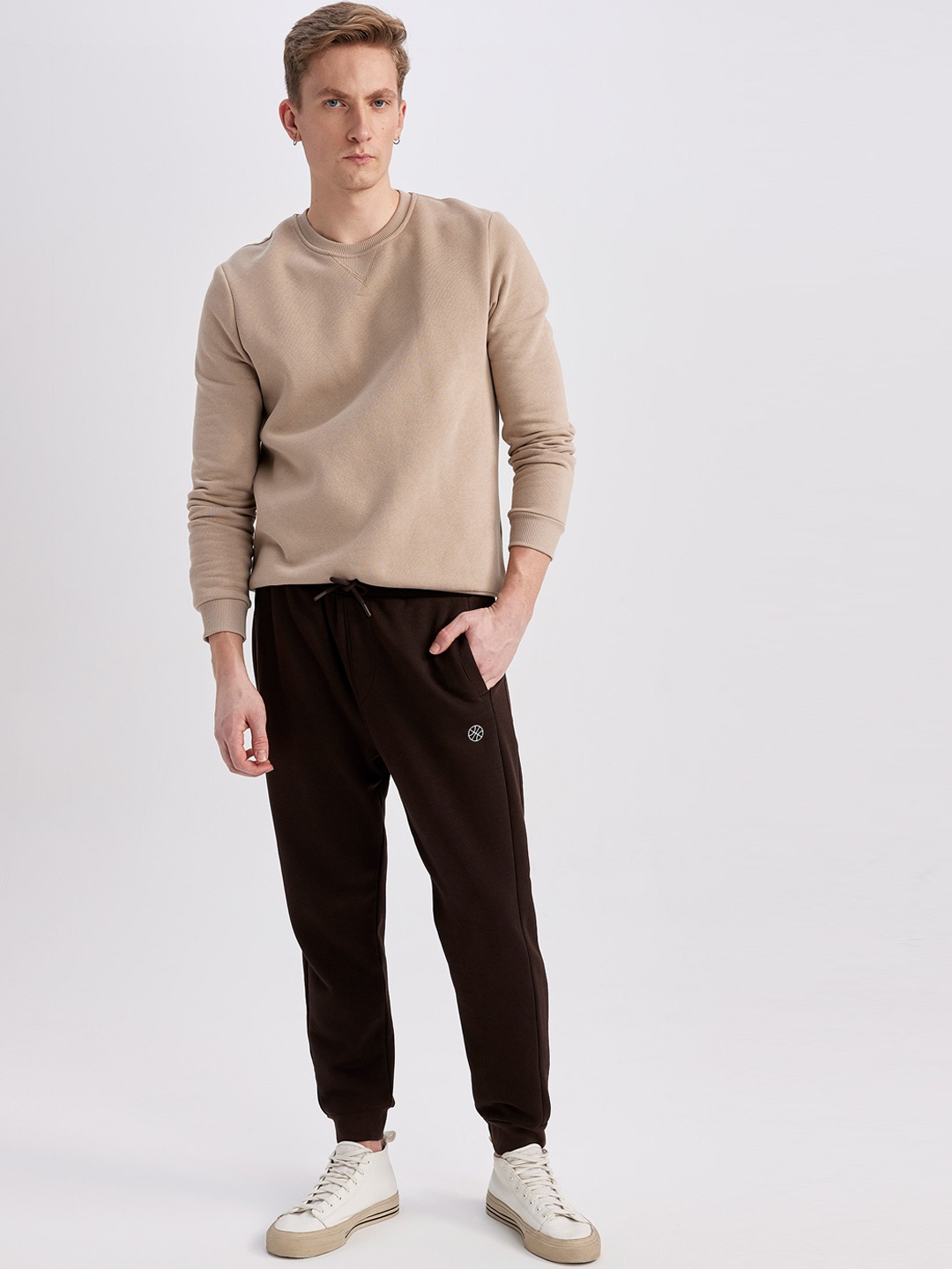

DeFacto Men Solid Mid-Rise Joggers, Brown