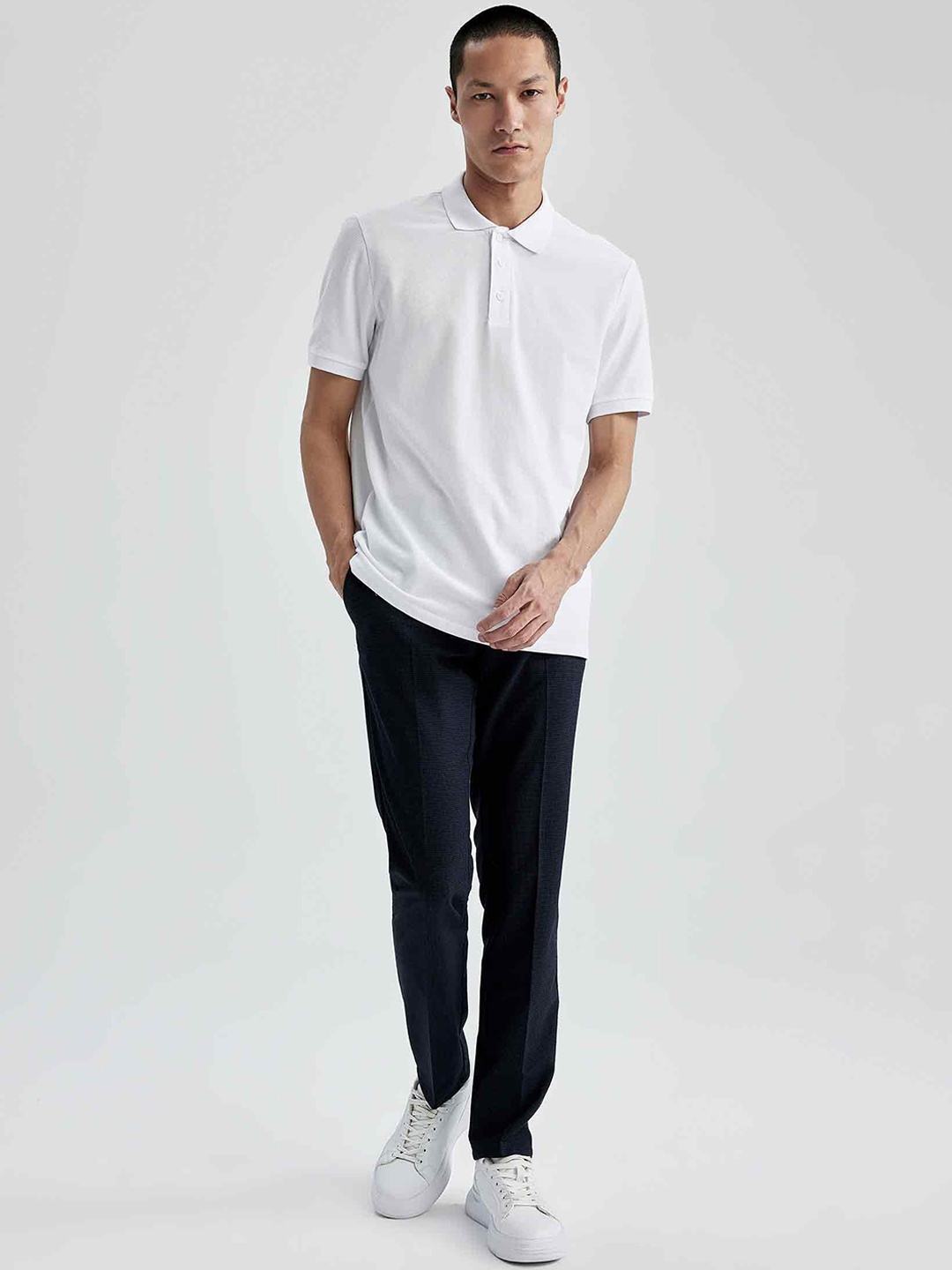 

DeFacto Men Mid-Rise Plain Trousers, Navy blue