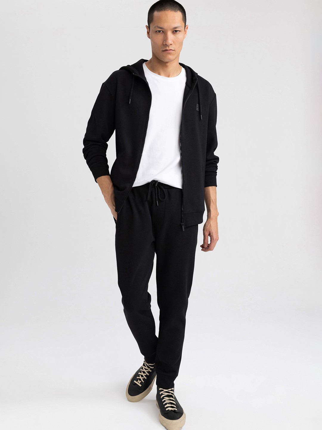 

DeFacto Men Solid Mid-Rise Joggers, Black