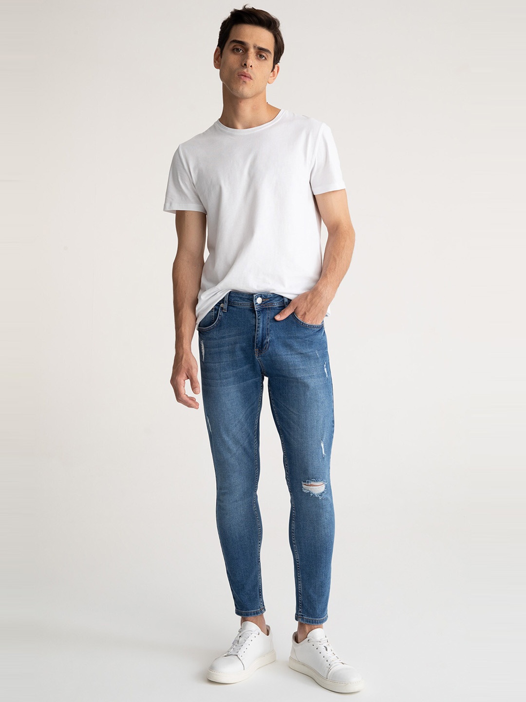 

DeFacto Men Light Fade Mildly Distressed Regular Fit Cotton Jeans, Blue