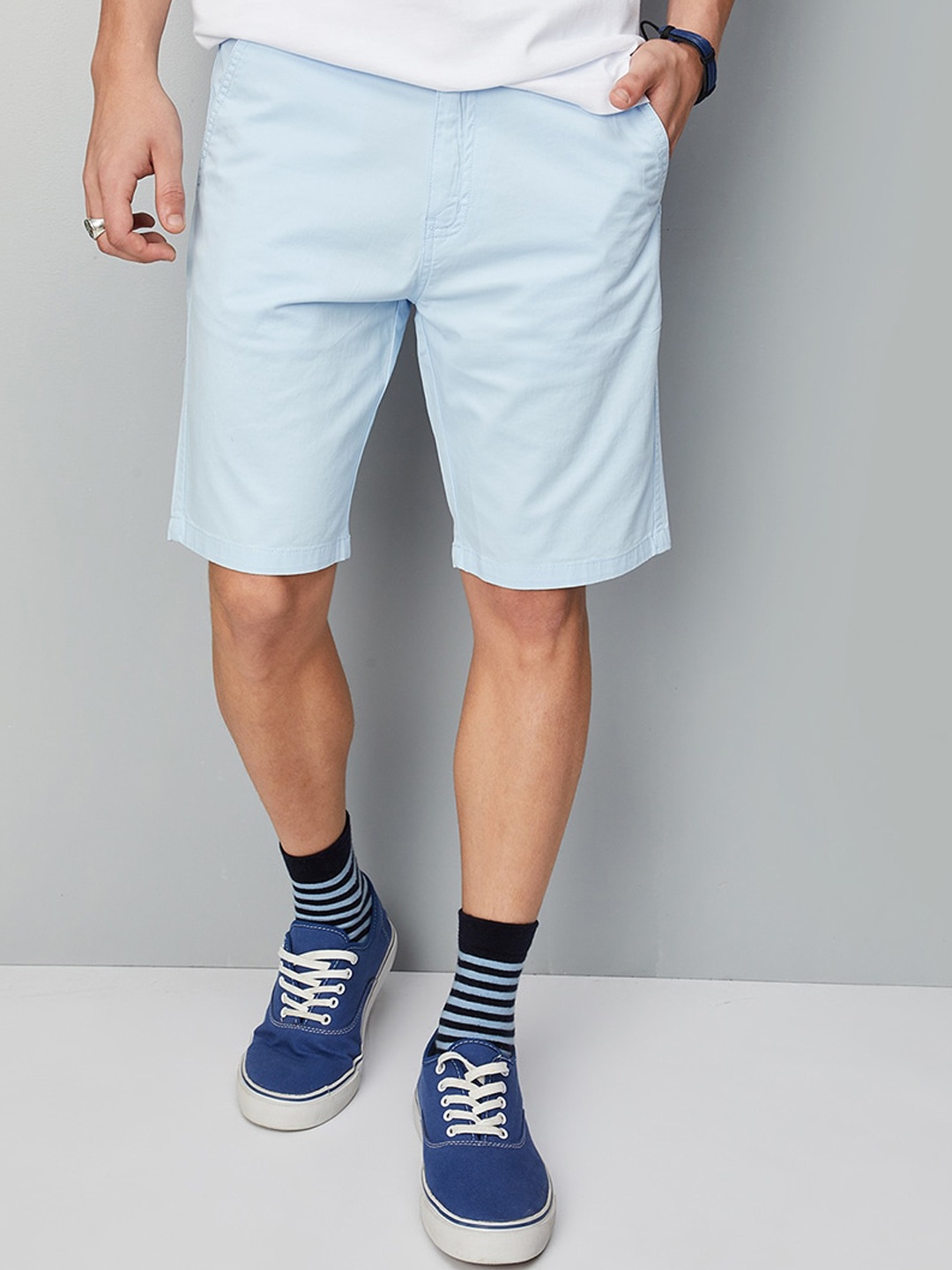

max Men Regular Fit Mid-Rise Denim Shorts, Blue