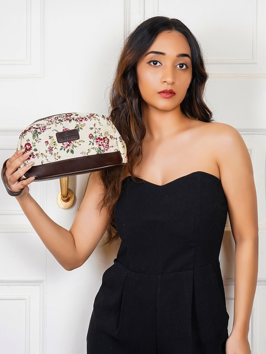 

THE CLOWNFISH Floral Print Textured Toiletry Kit, Off white