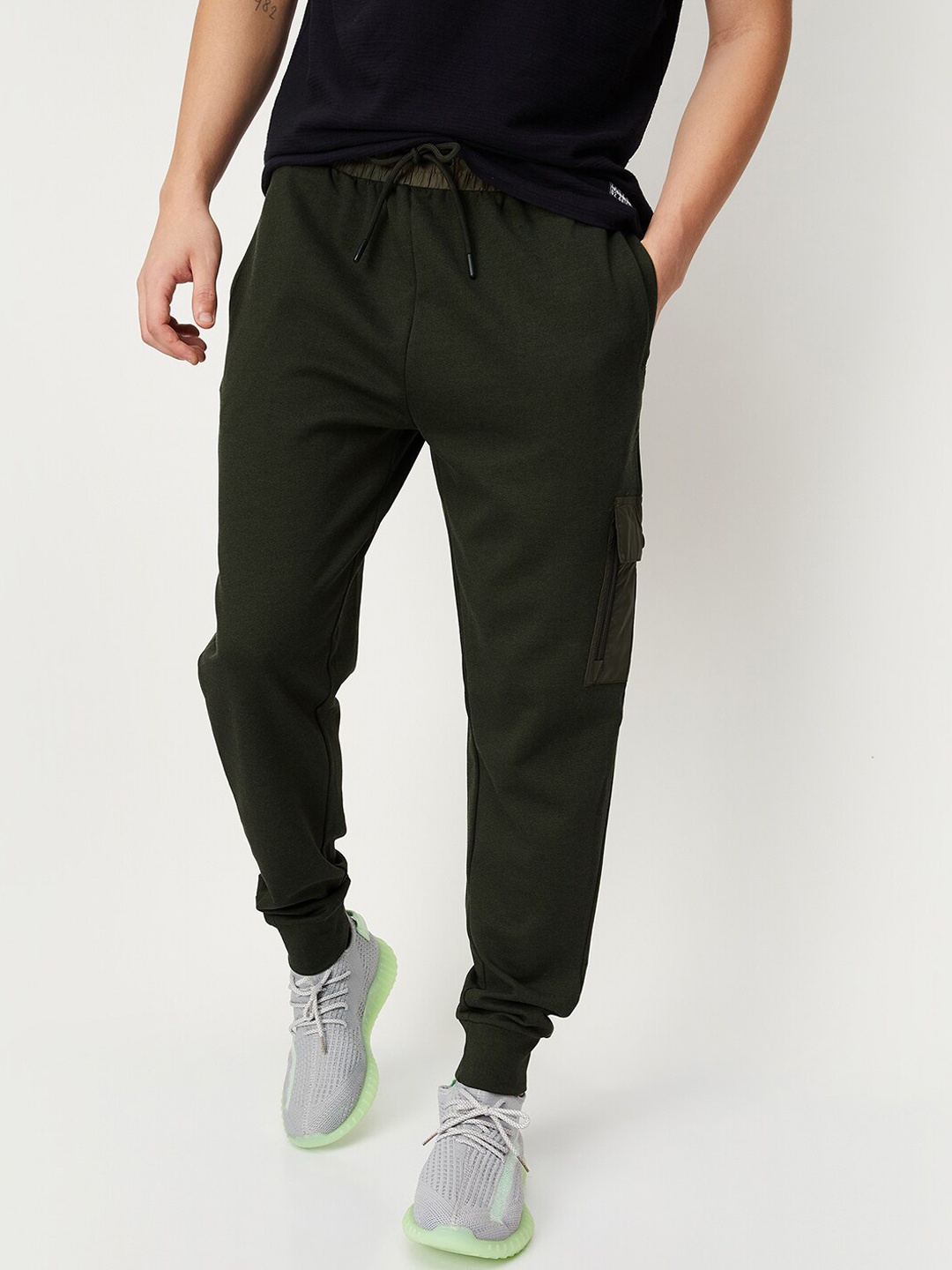 

max Men Mid Rise Cargo Style Joggers, Olive