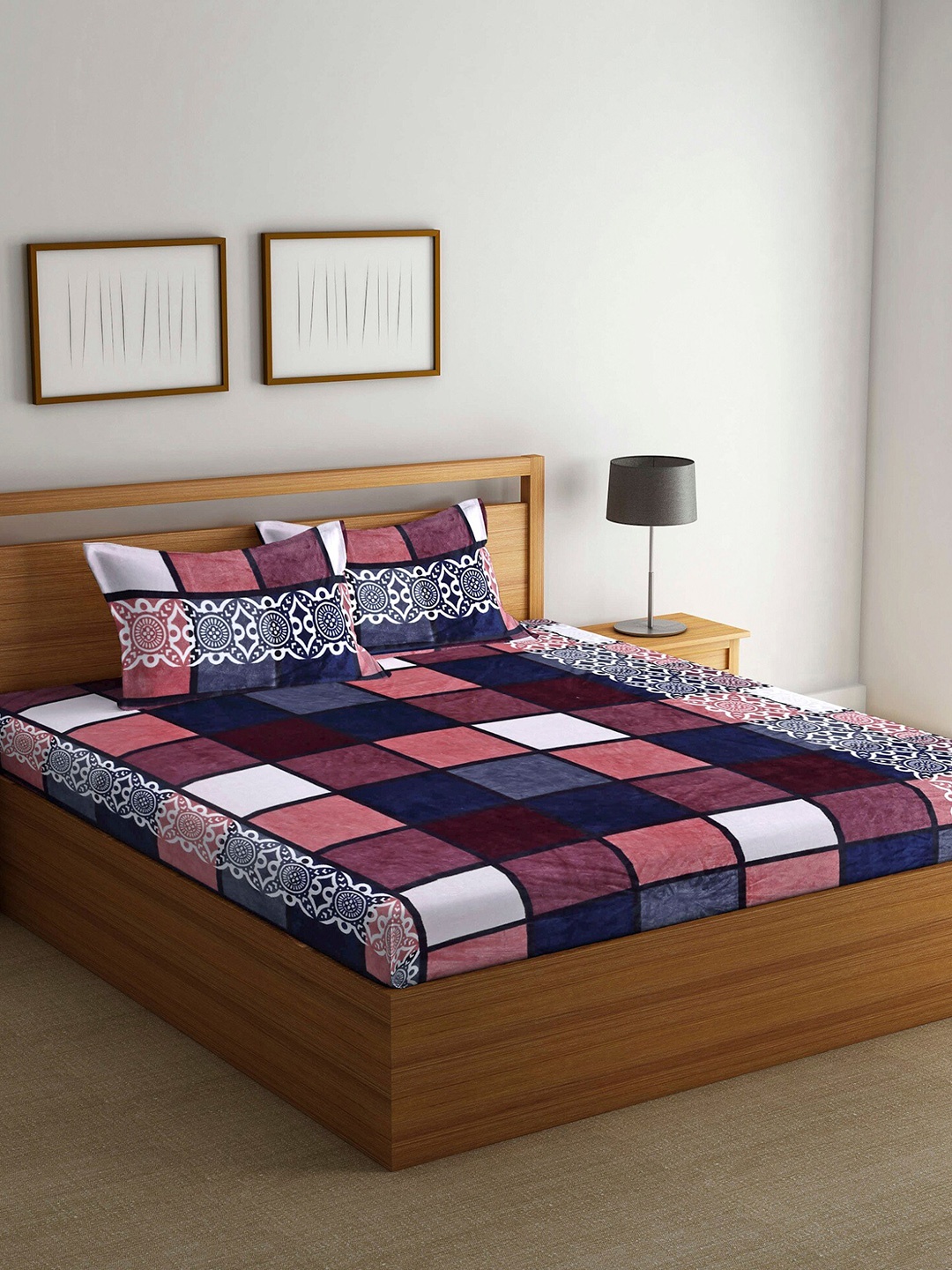 

Stylespace by Isha Pink Geometric 300 TC Warm Velvet King Bedsheet & 2 Pillow Covers