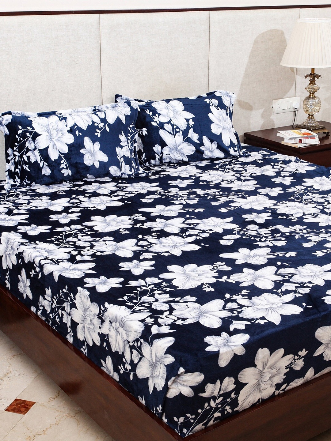 

Stylespace by Isha Blue & White Floral 300 TC Warm Velvet King Bedsheet & 2 Pillow Covers