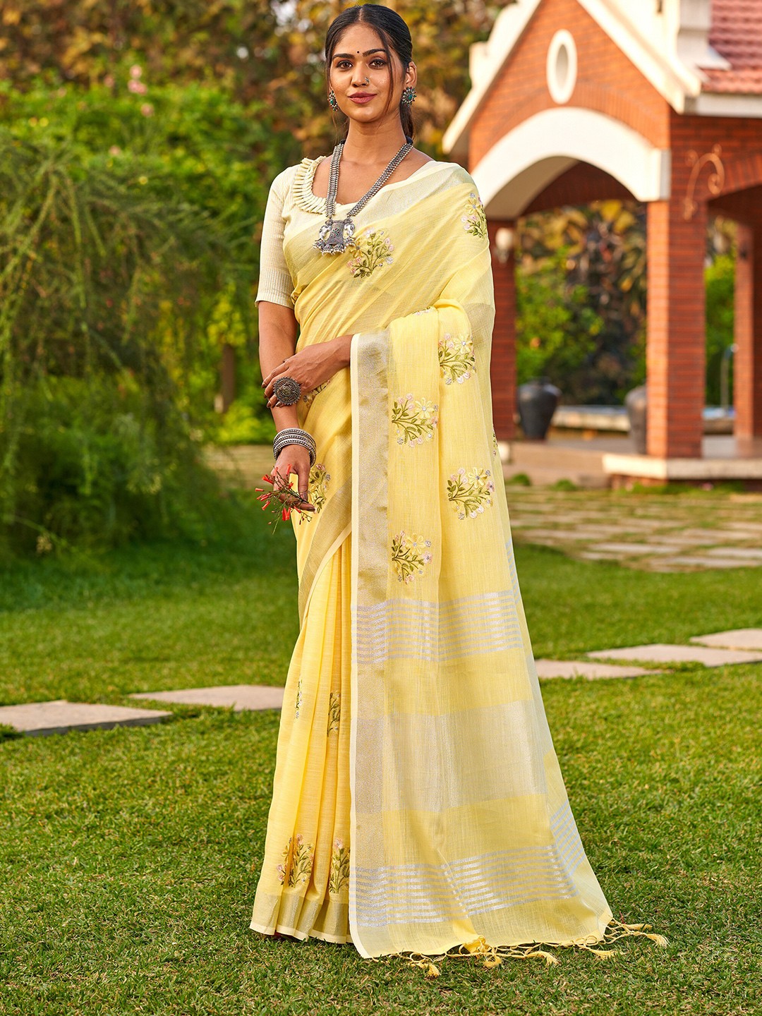

Mitera Floral Embroidered Zari Linen Blend Banarasi Saree, Yellow